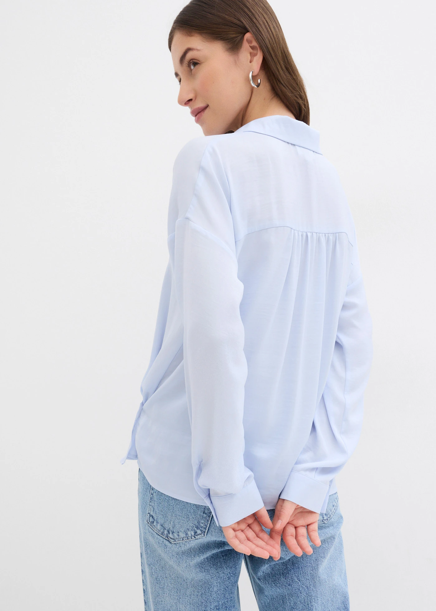 Chemisier fluide en satin • bleu tendre • Boutique bonprix