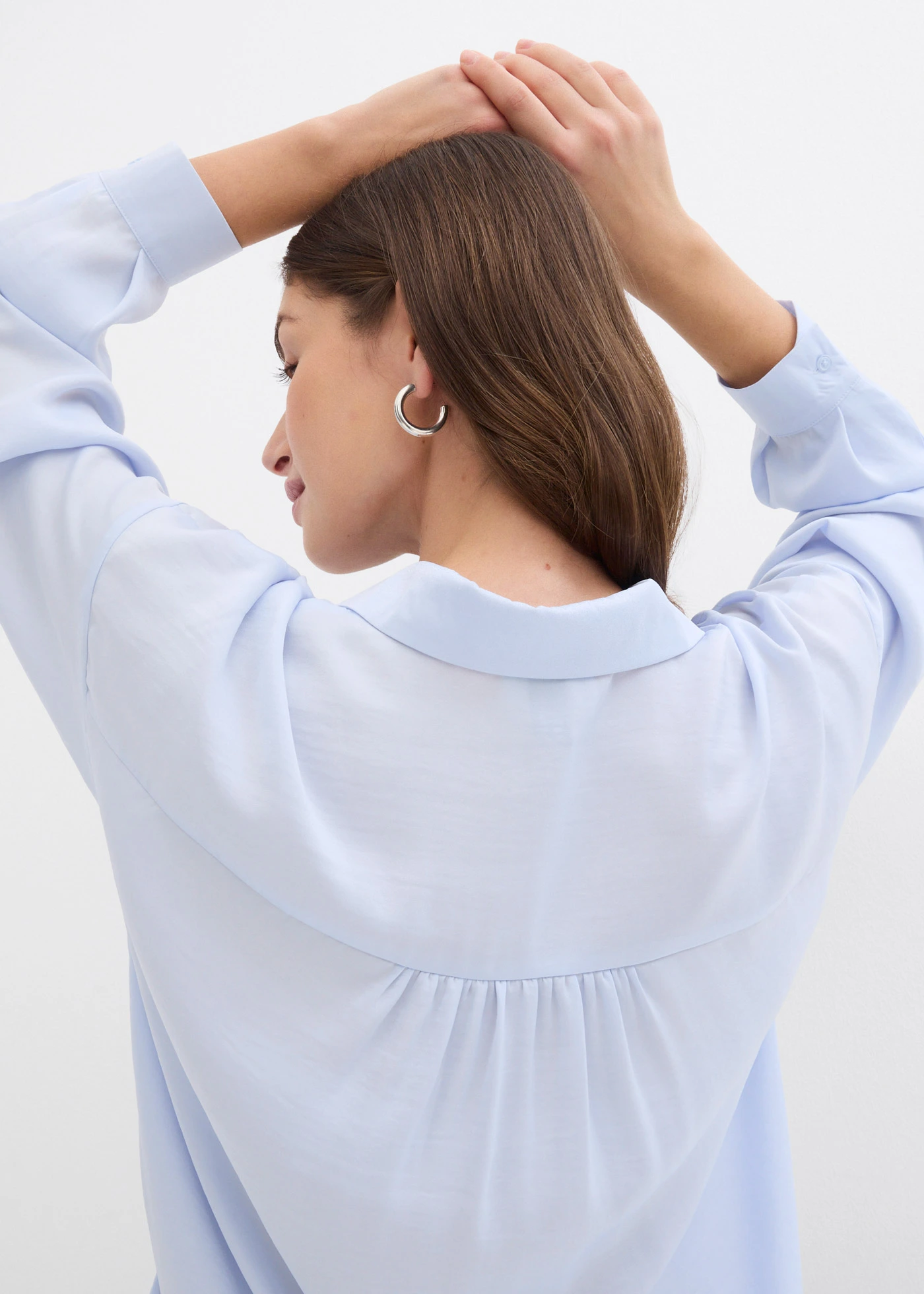 Chemisier fluide en satin • bleu tendre • Boutique bonprix