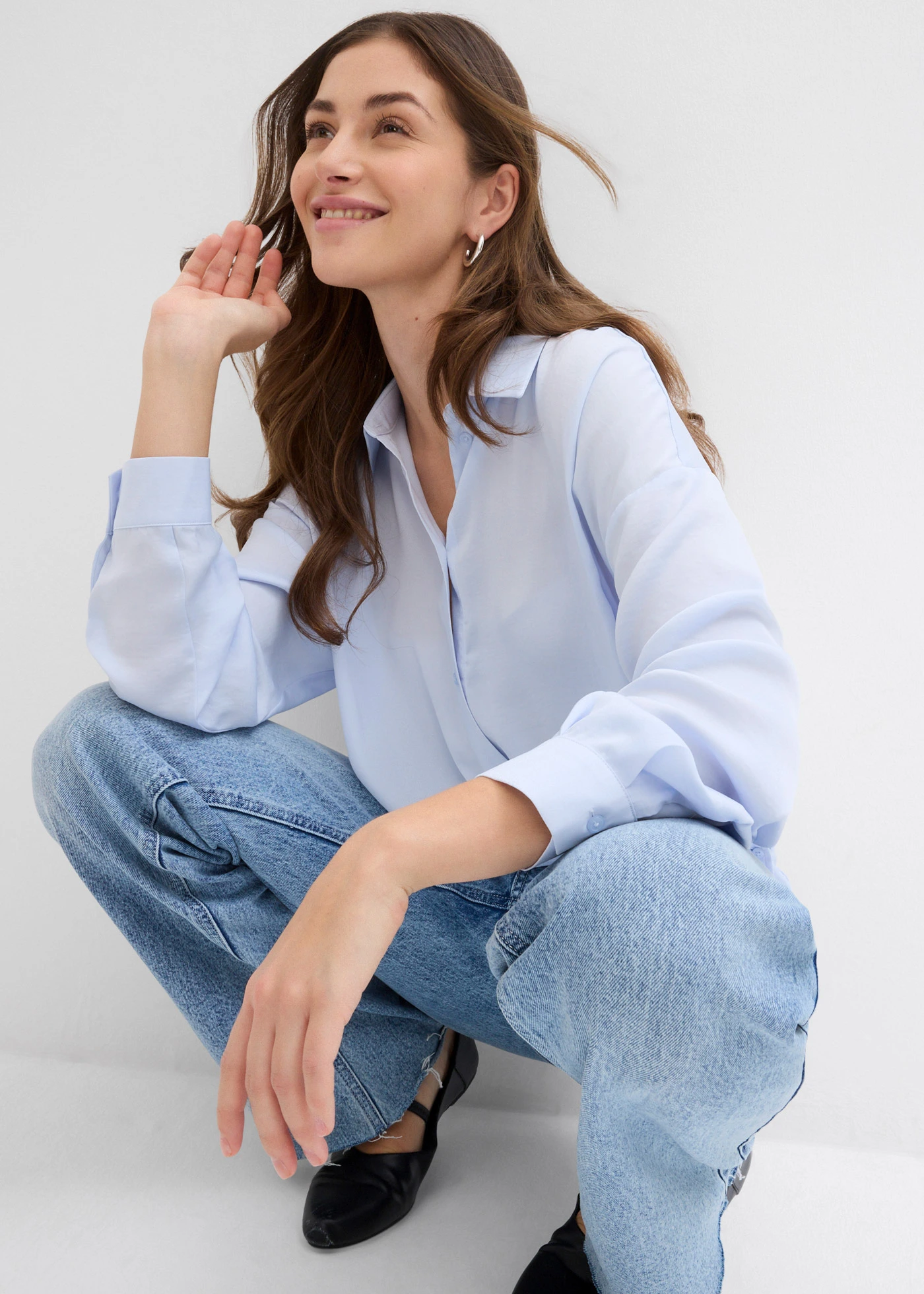 Chemisier fluide en satin • bleu tendre • Boutique bonprix