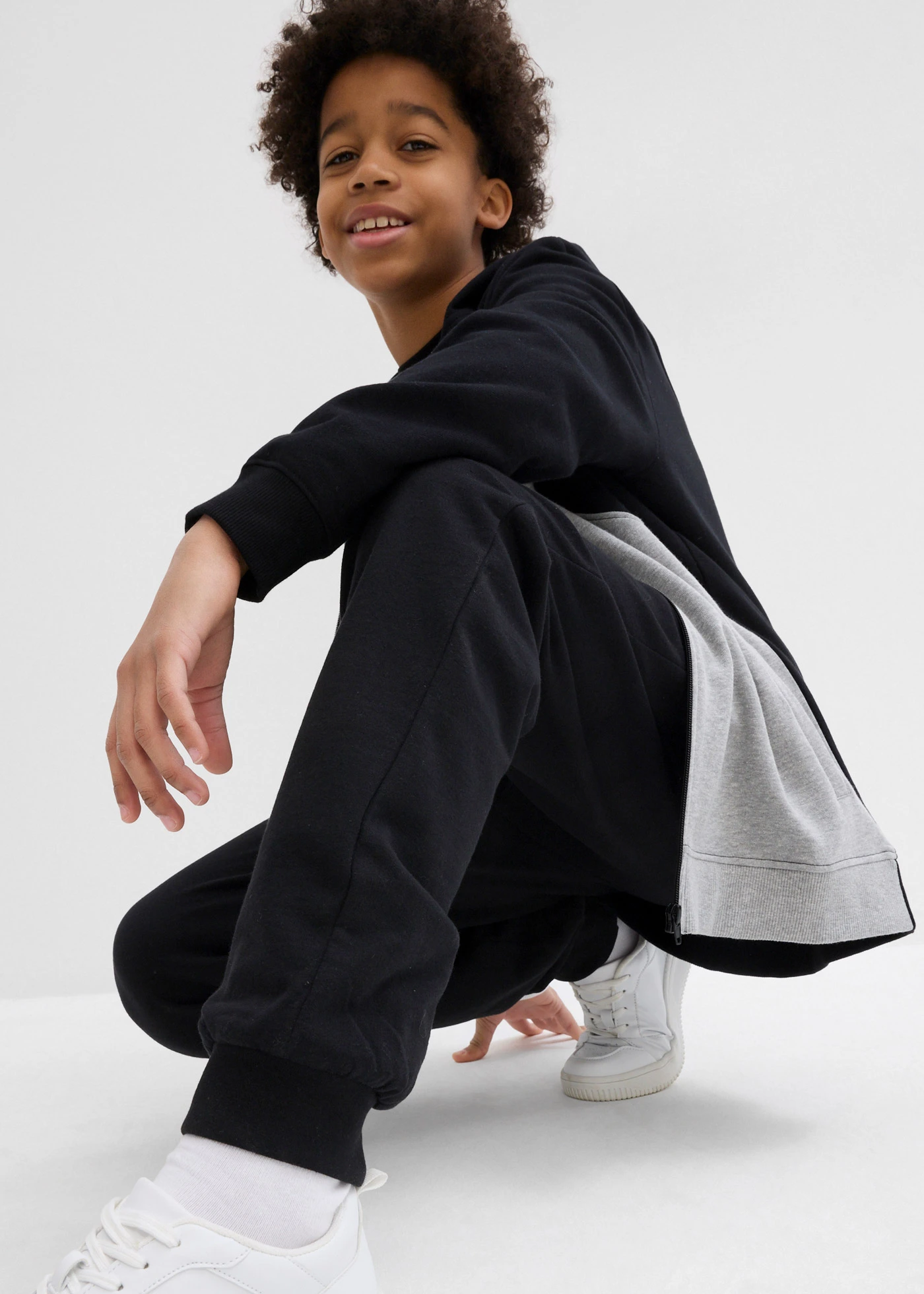 Pantaloni sport din amestec moale de bumbac • negru • magazin bonprix