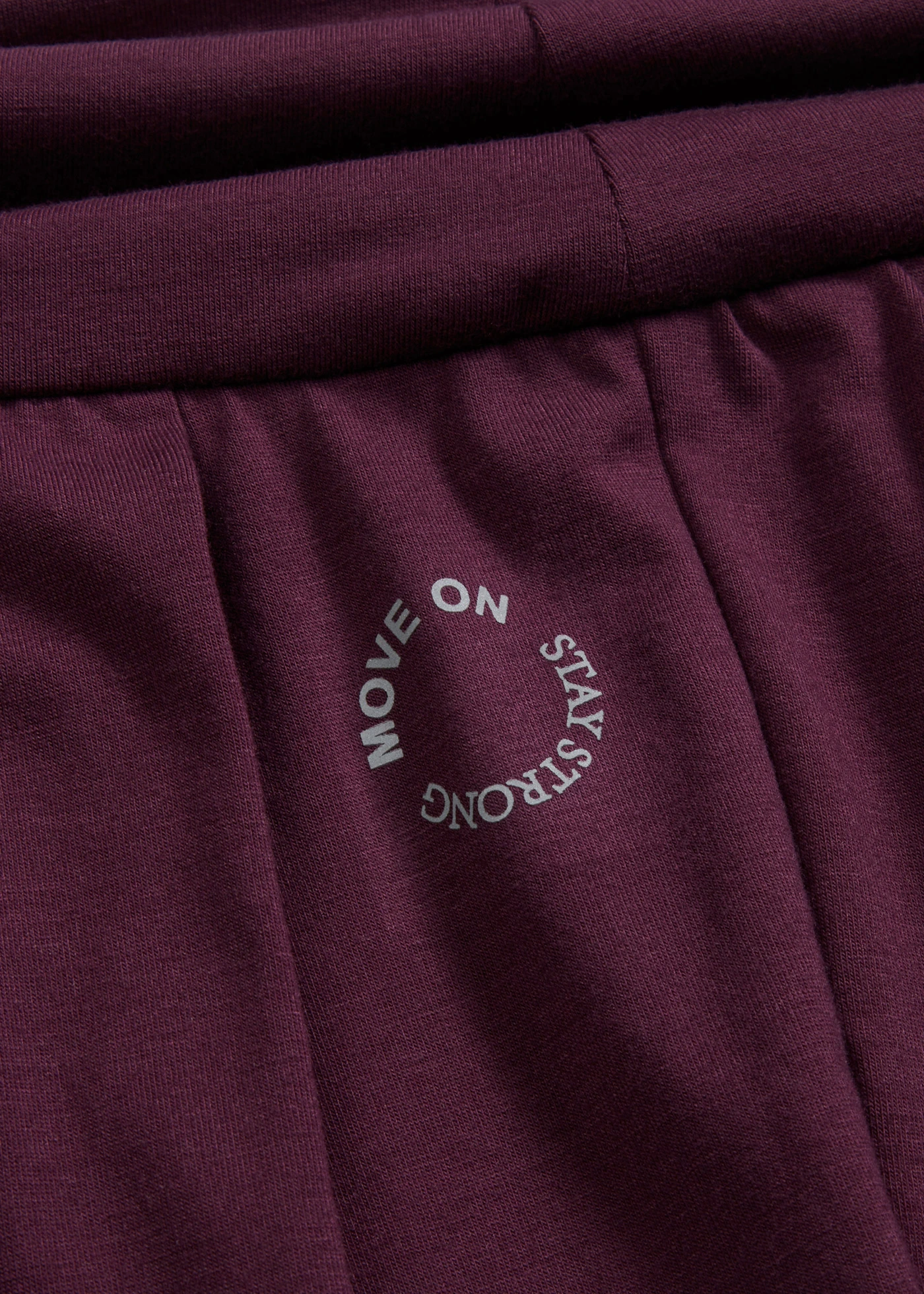 Pantaloni sport largi cu bată ce poate fi răsucită • mov întunecat • magazin bonprix