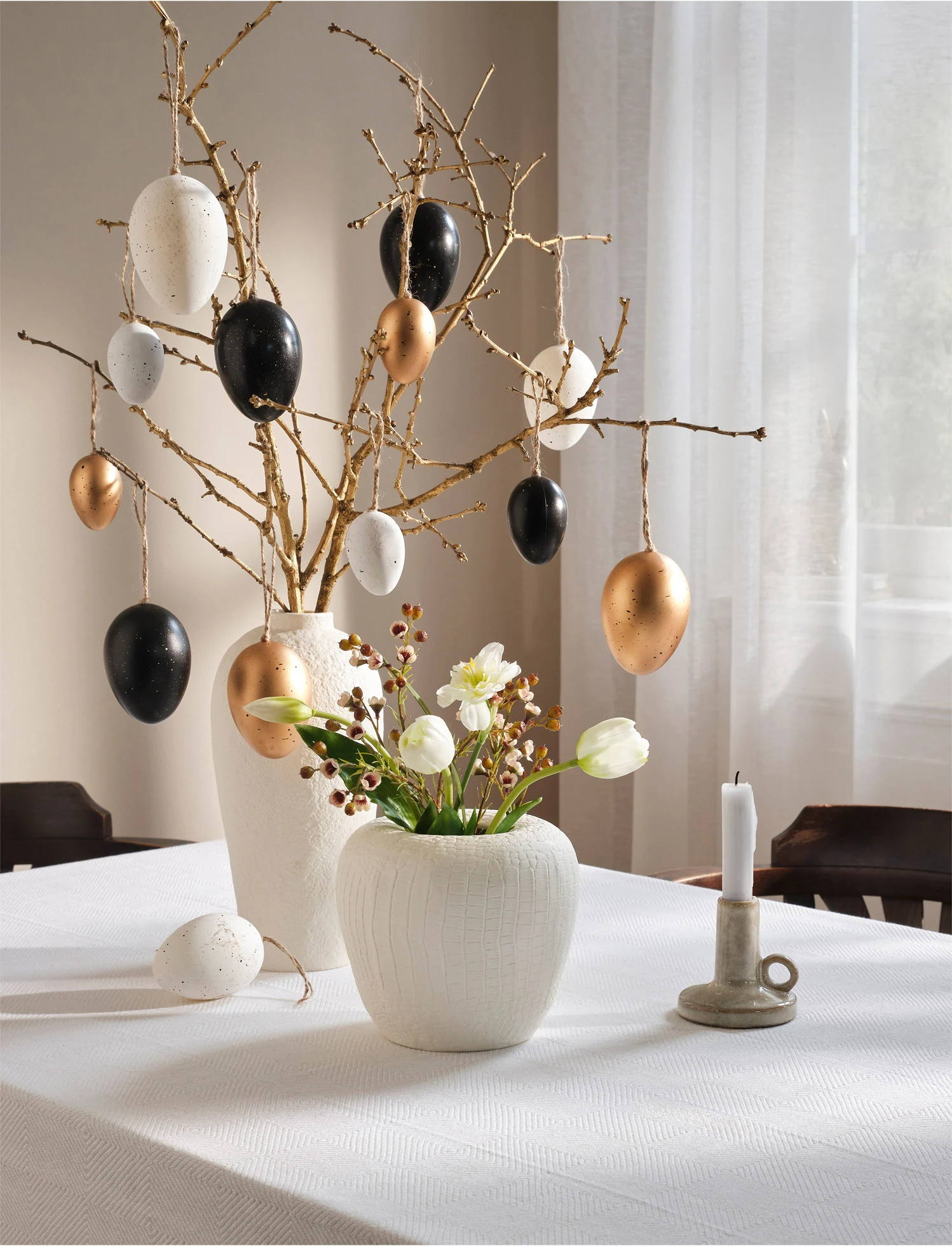 Objet déco œufs de Pâques à accrocher (lot de 16) • doré-noir-blanc • Boutique bonprix