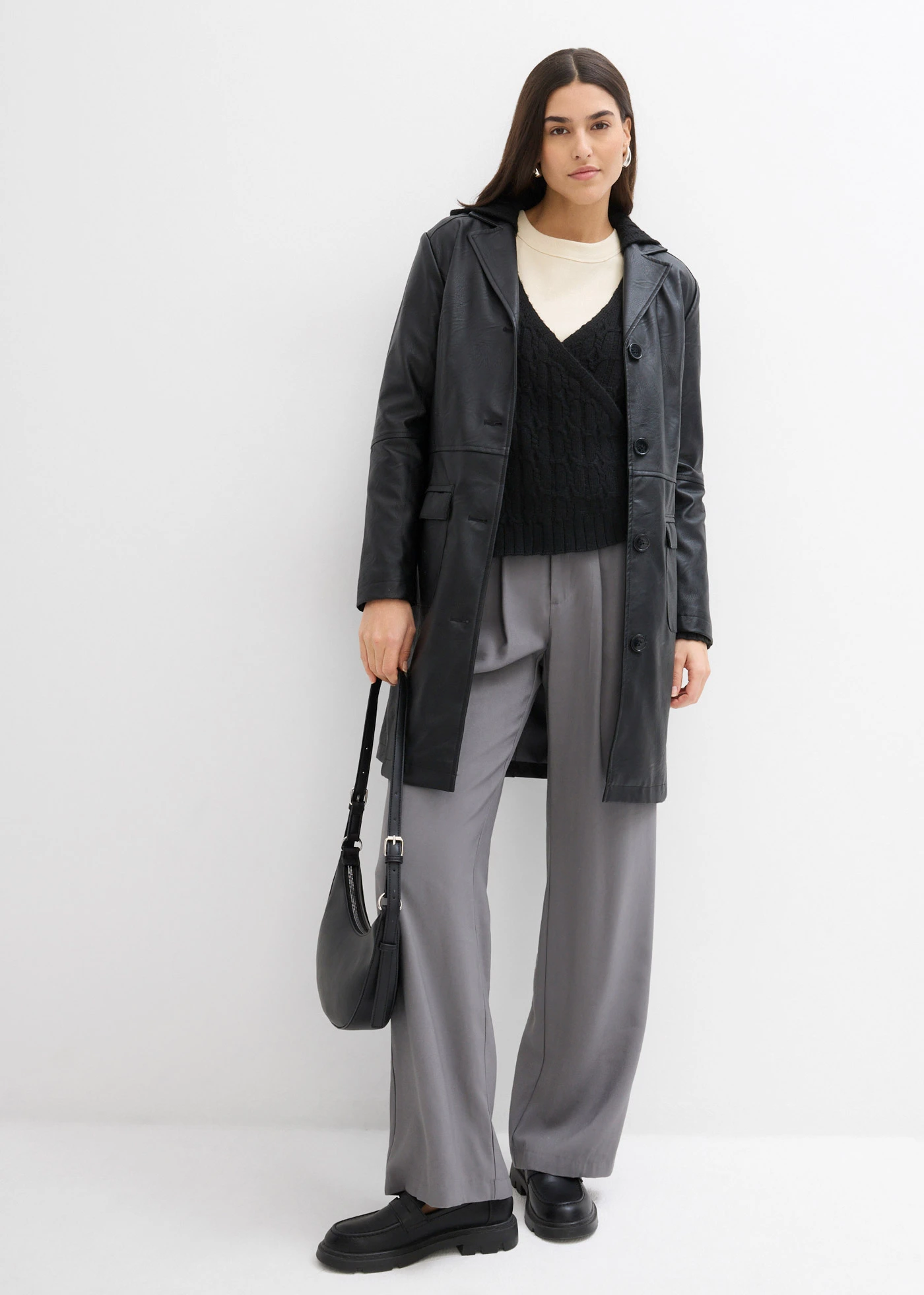 Svetr s kapucí a s asymetrickým spodním okrajem • černá • bonprix obchod