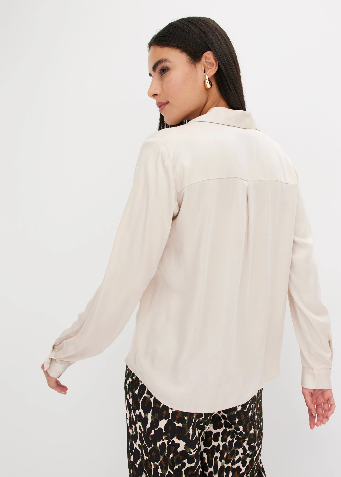 Bluză din satin fin • nisipiu • magazin bonprix