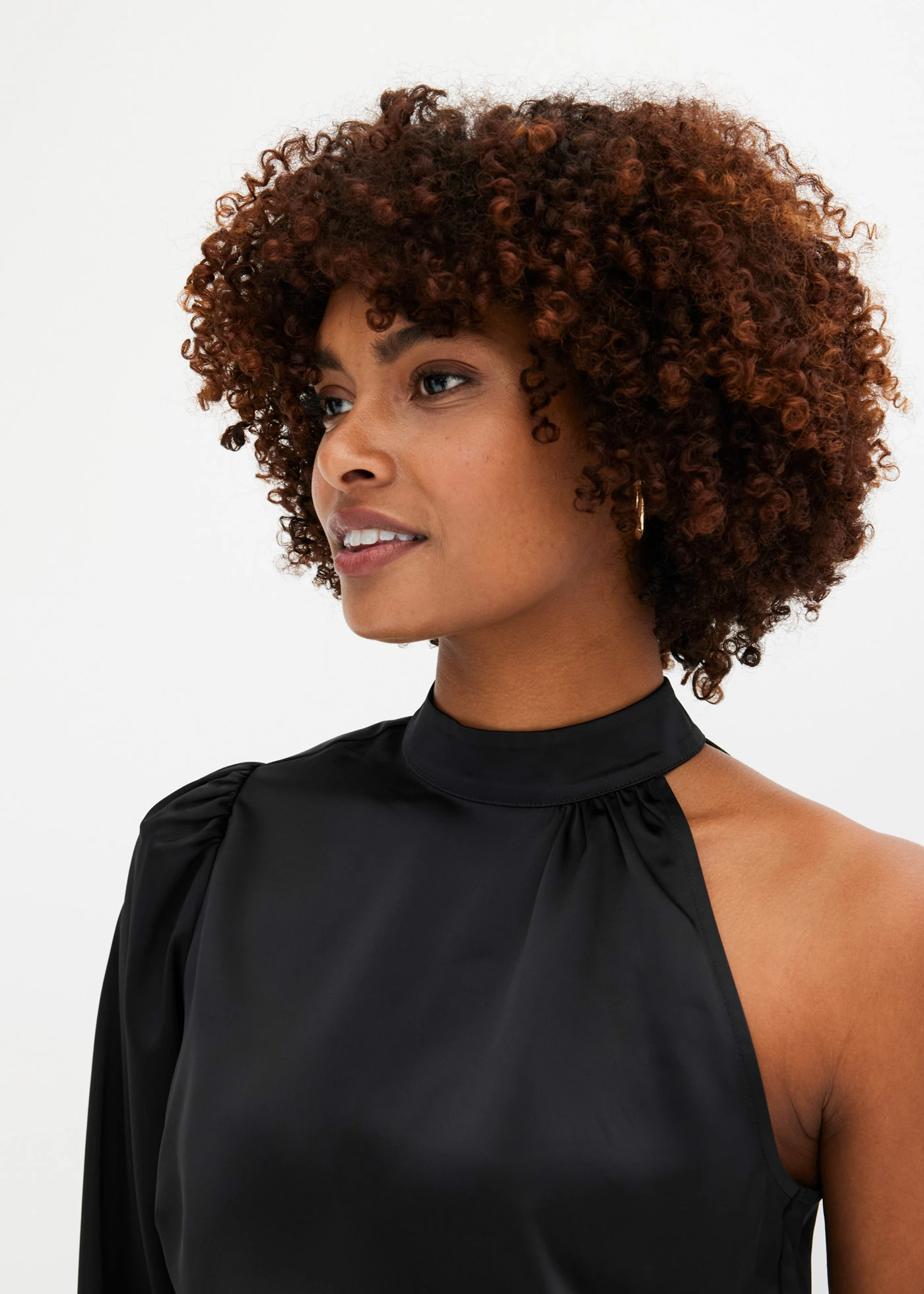 Šaty na jedno rameno, z lesklého saténu • čierna • obchod bonprix