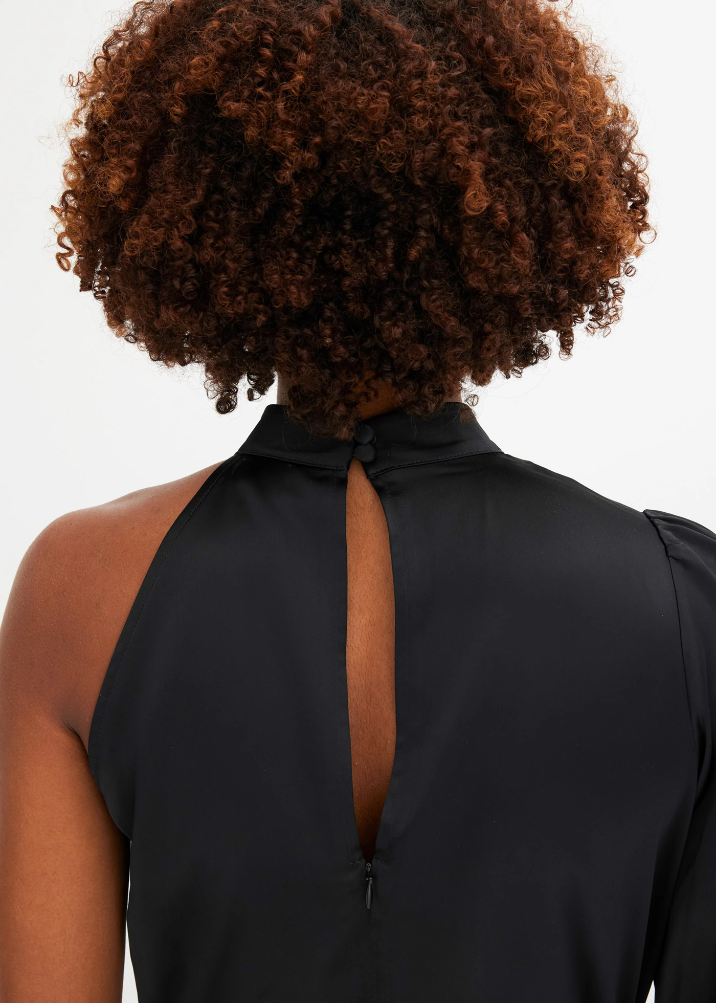 Šaty na jedno rameno, z lesklého saténu • čierna • obchod bonprix