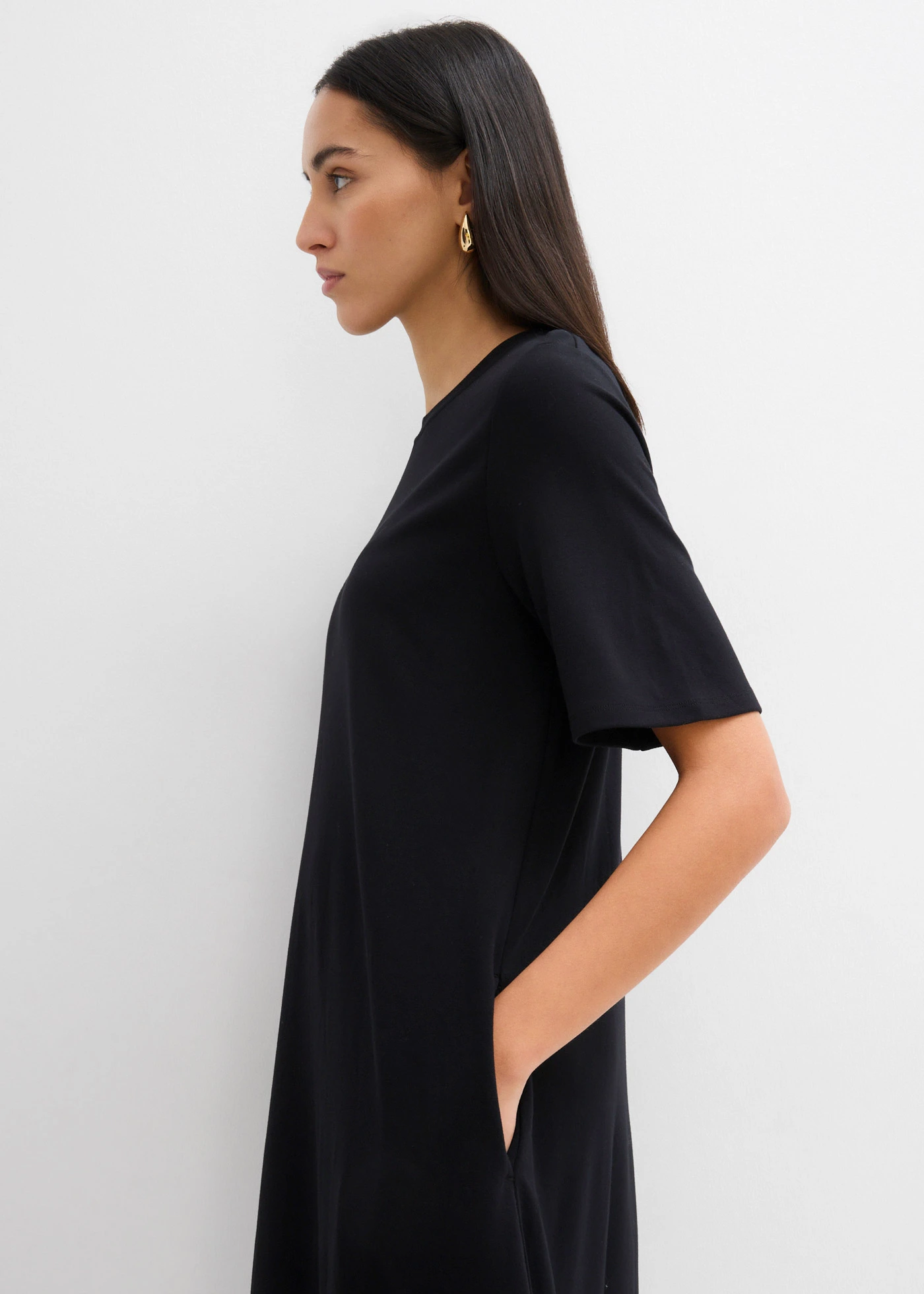 Sukienka T-shirtowa o trapezowym kroju z mieszanki wiskozy • czarny • sklep bonprix