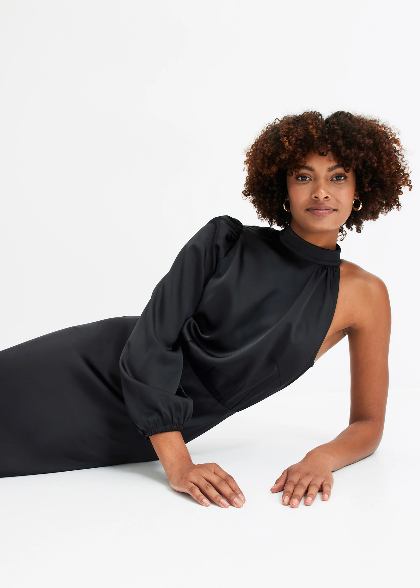 Šaty na jedno rameno, z lesklého saténu • čierna • obchod bonprix