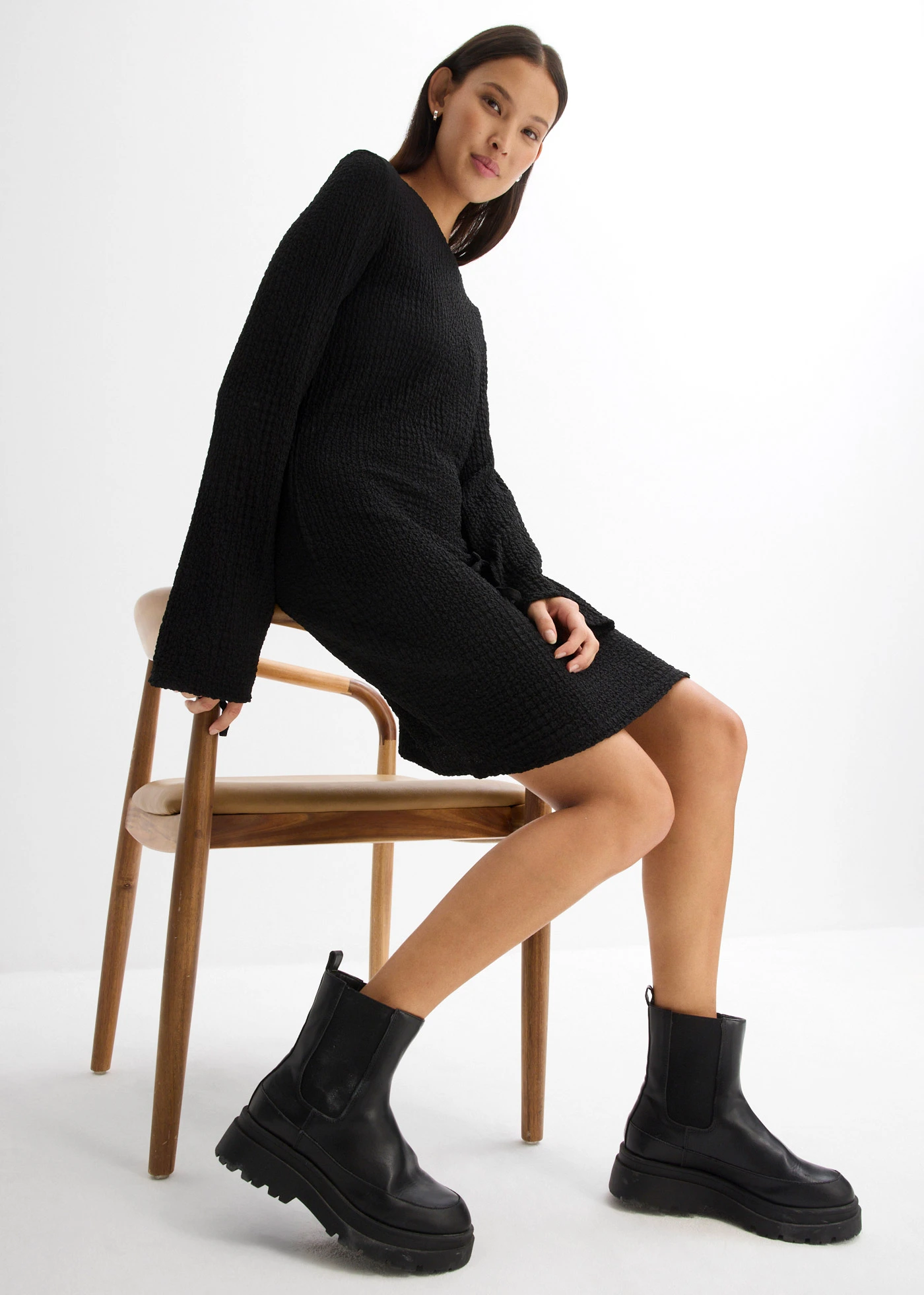 Mini jurk van gestructureerde crêpe • zwart • bonprix online shop