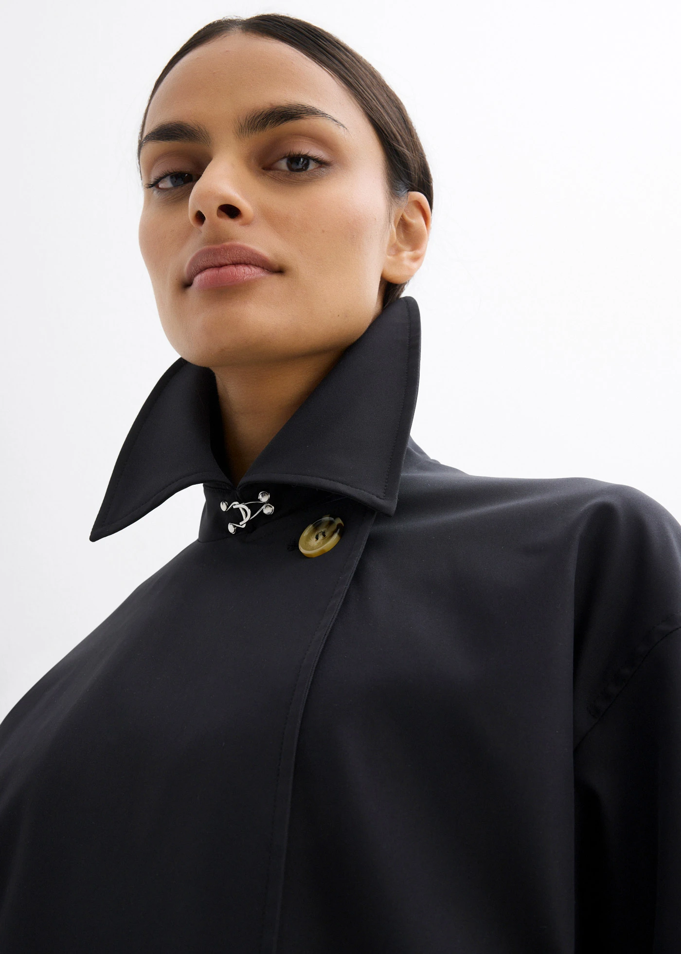 Trenčkot s áčkovým střihem • černá • bonprix obchod