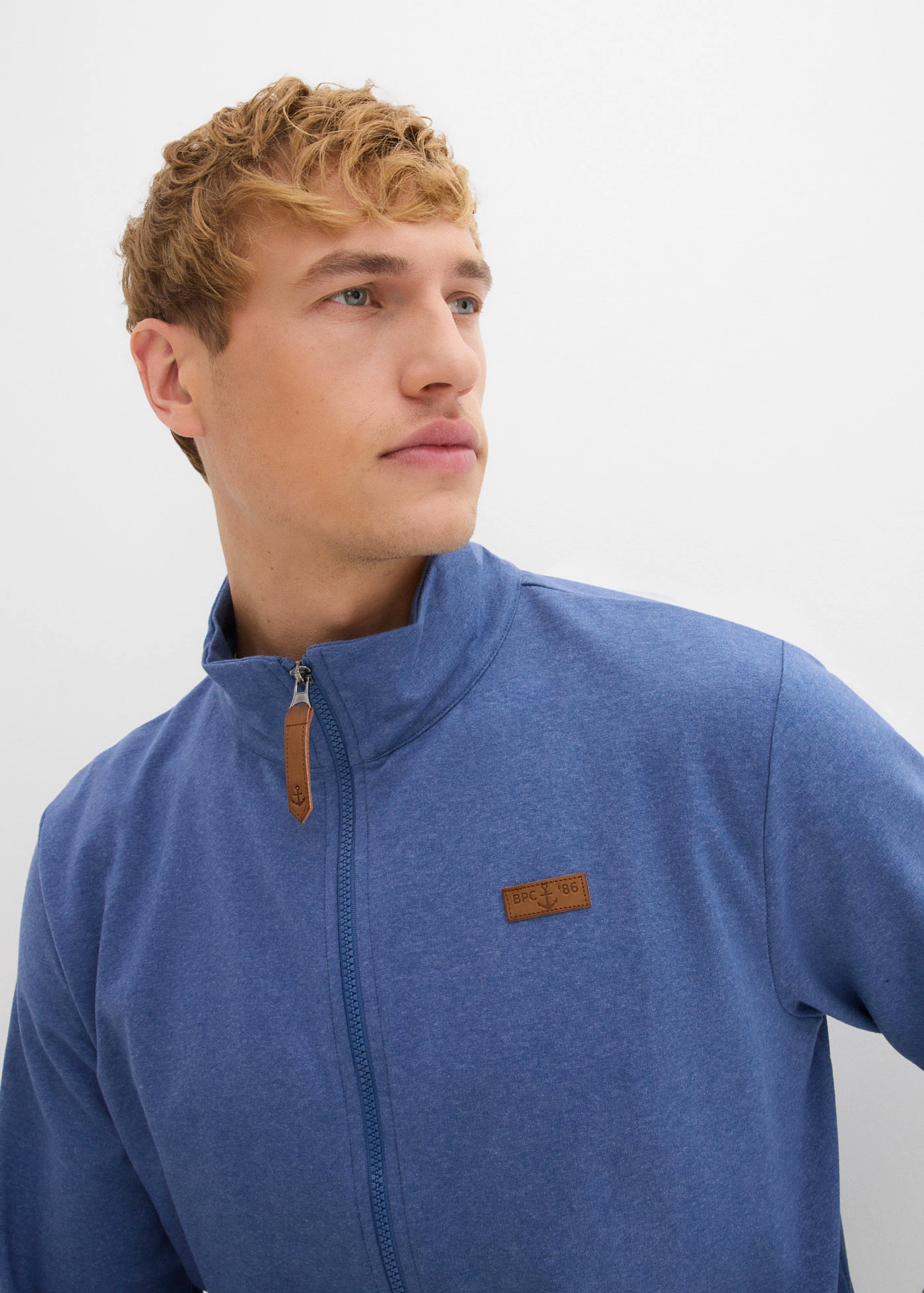 Bluza ze stójką i detalami z imitacji skóry • niebieski dżins • sklep bonprix