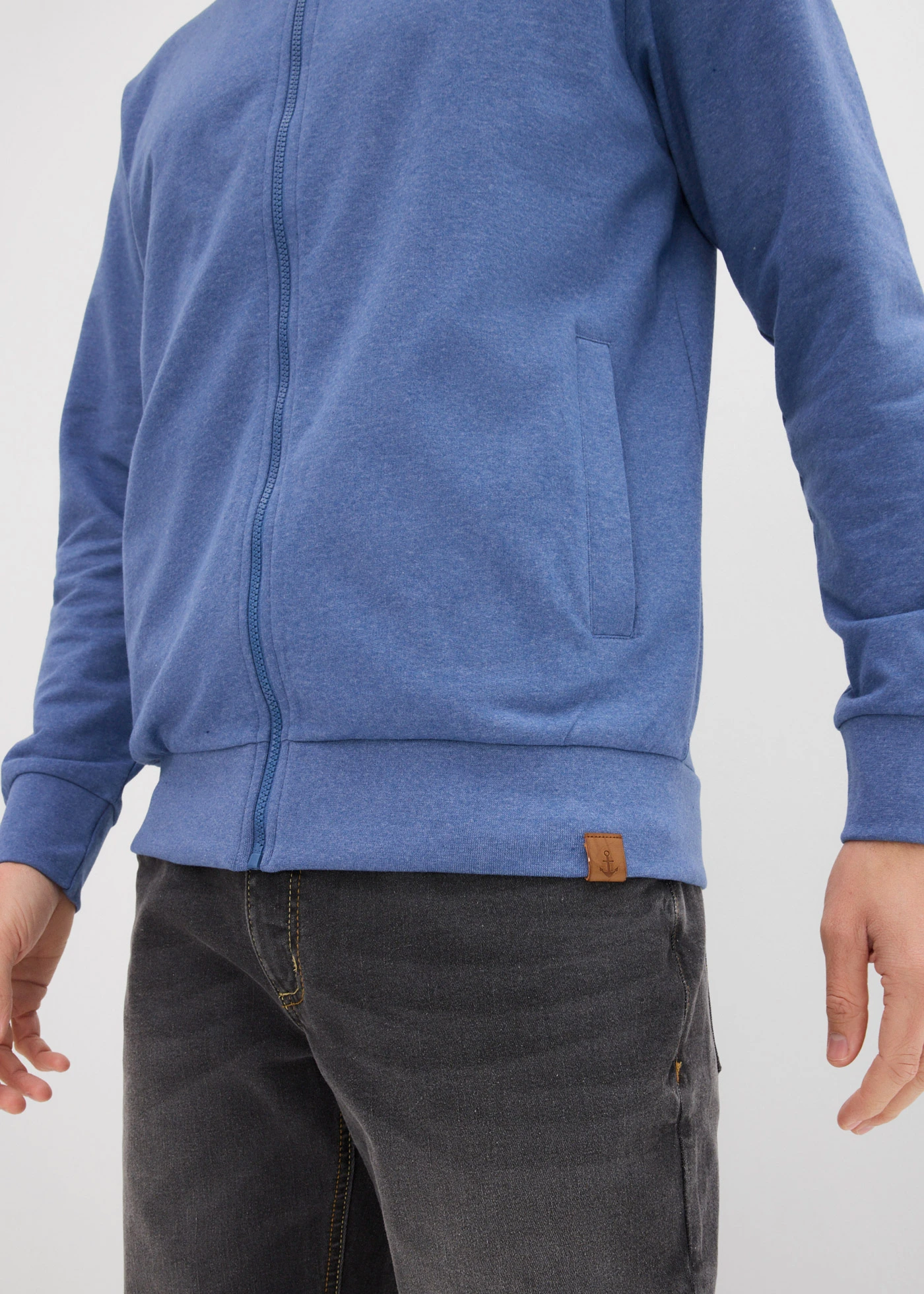Sweat zippé à col montant et détails enduits • bleu jean • Boutique bonprix