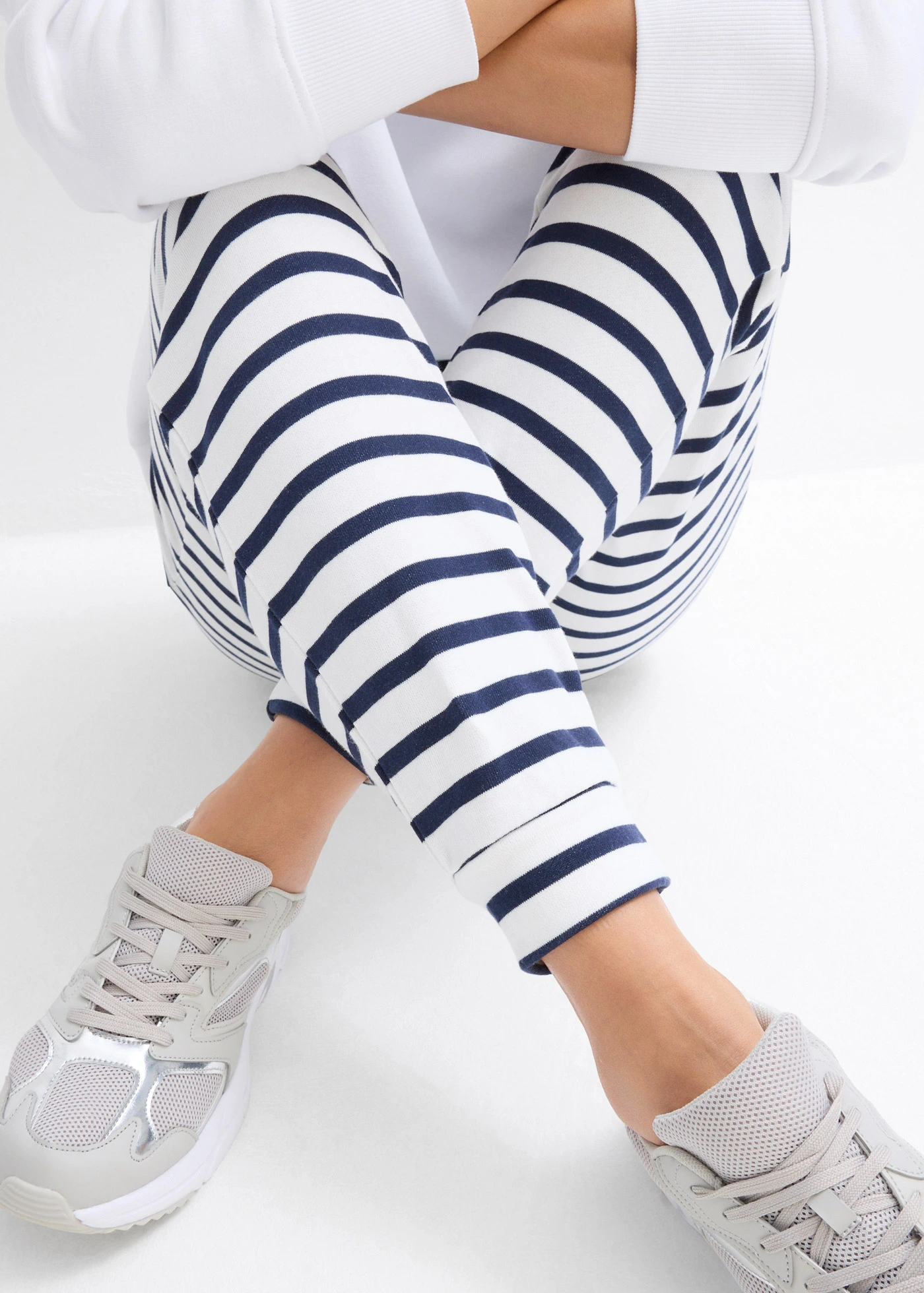 Sweatpants • wolwit-donkerblauw gestreept • bonprix online shop