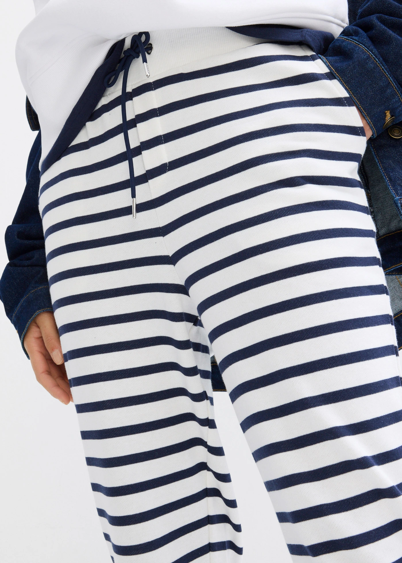 Pantalon en molleton • écru-bleu foncé rayé • Boutique bonprix