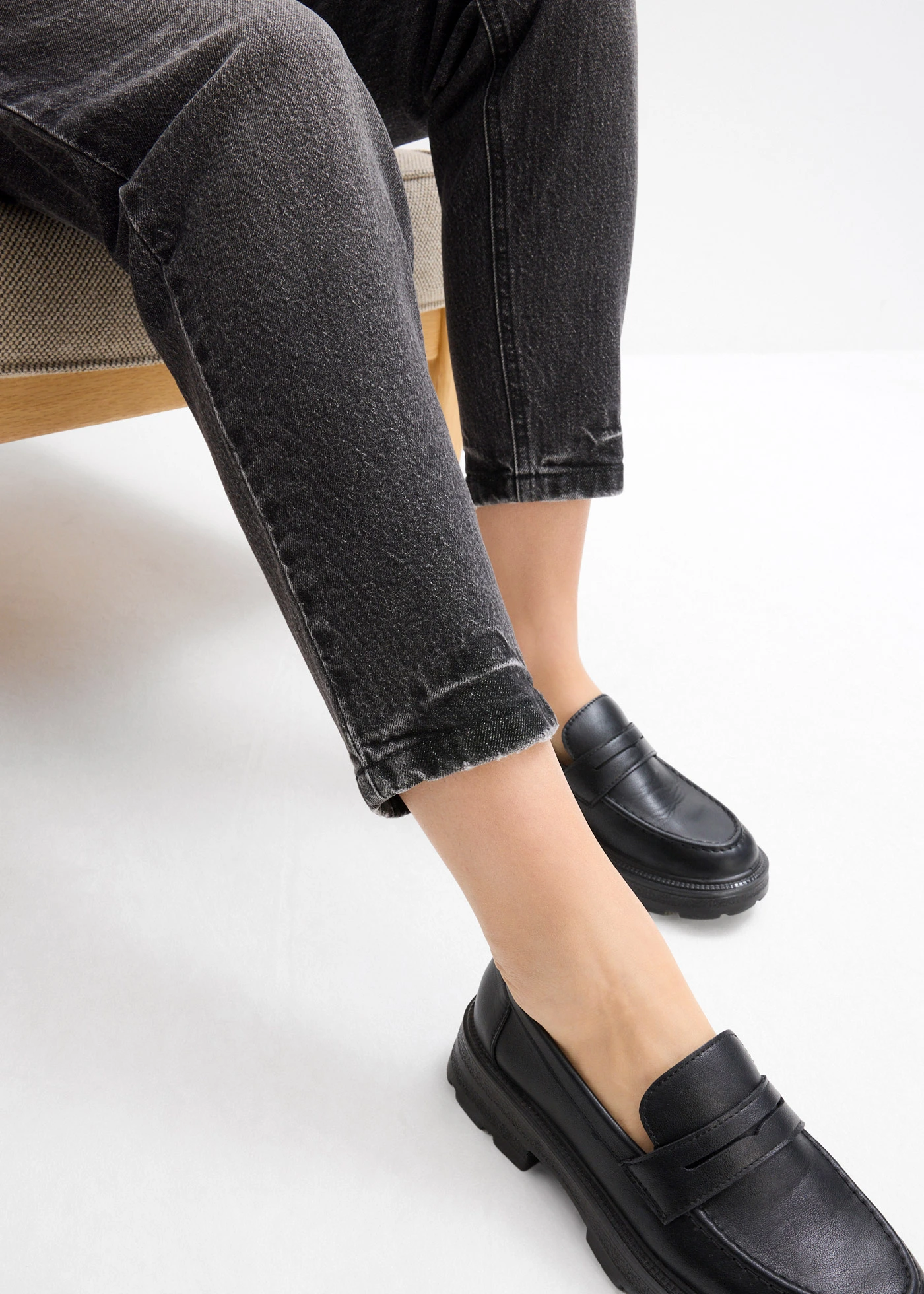 Blugi mom cu talie înaltă, low stretch, cropped • negru denim uzat • magazin bonprix