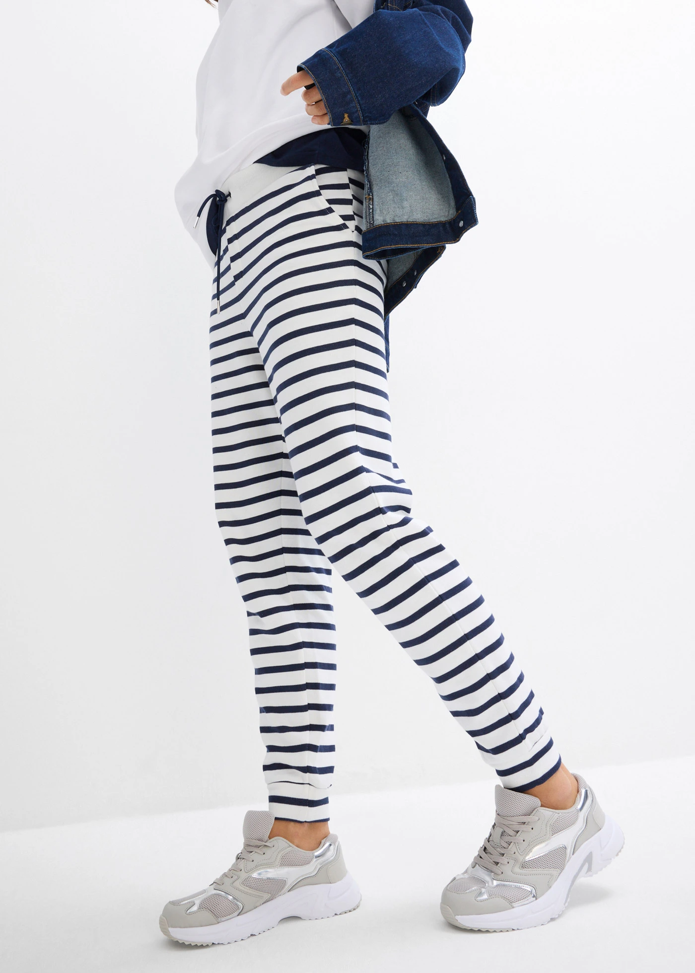 Pantalon en molleton • écru-bleu foncé rayé • Boutique bonprix