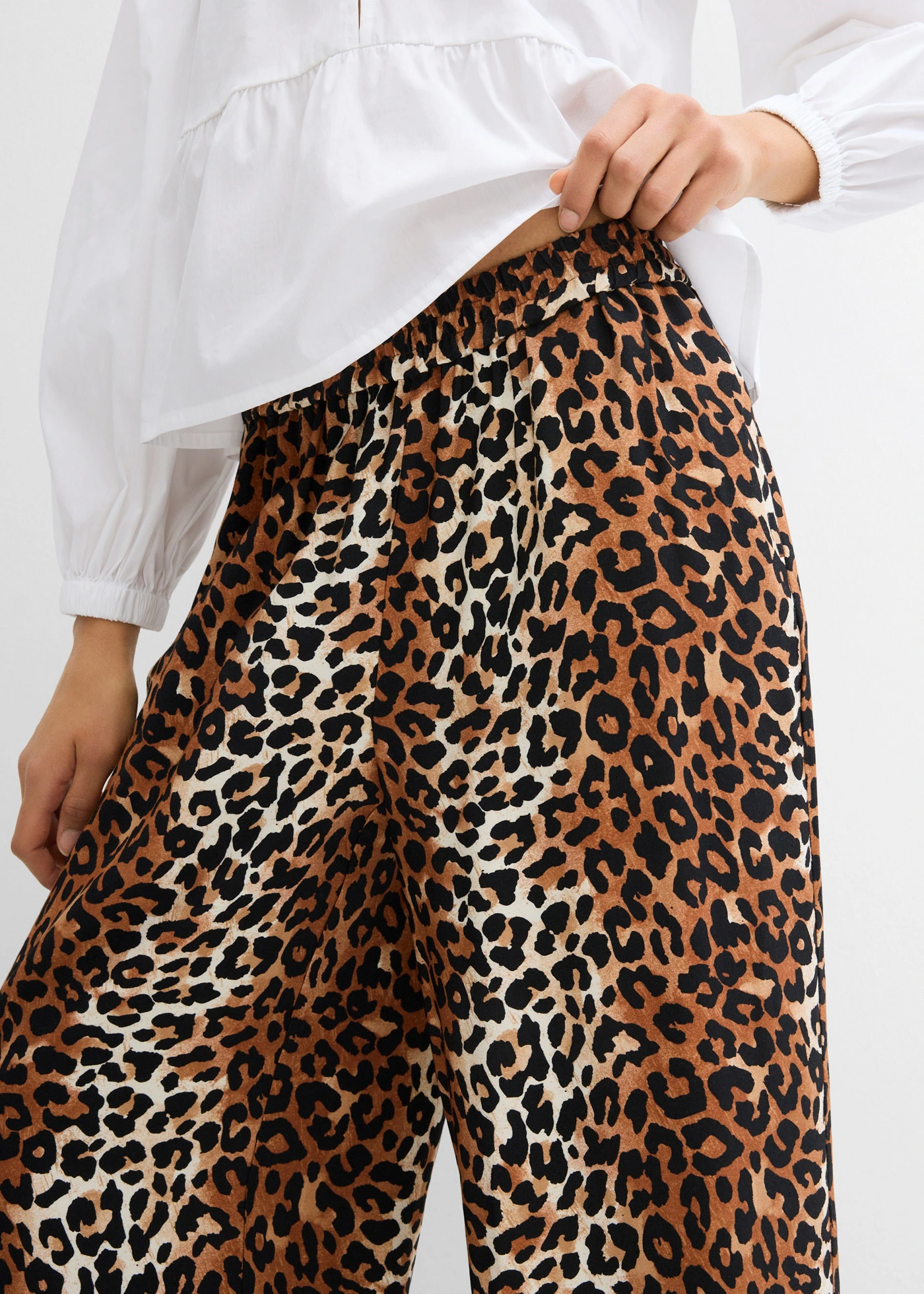 Palazzo broek van vloeiende viscosemix • ecru-zwart-donker cognac-bruin-camel luipaardprint • bonprix online shop