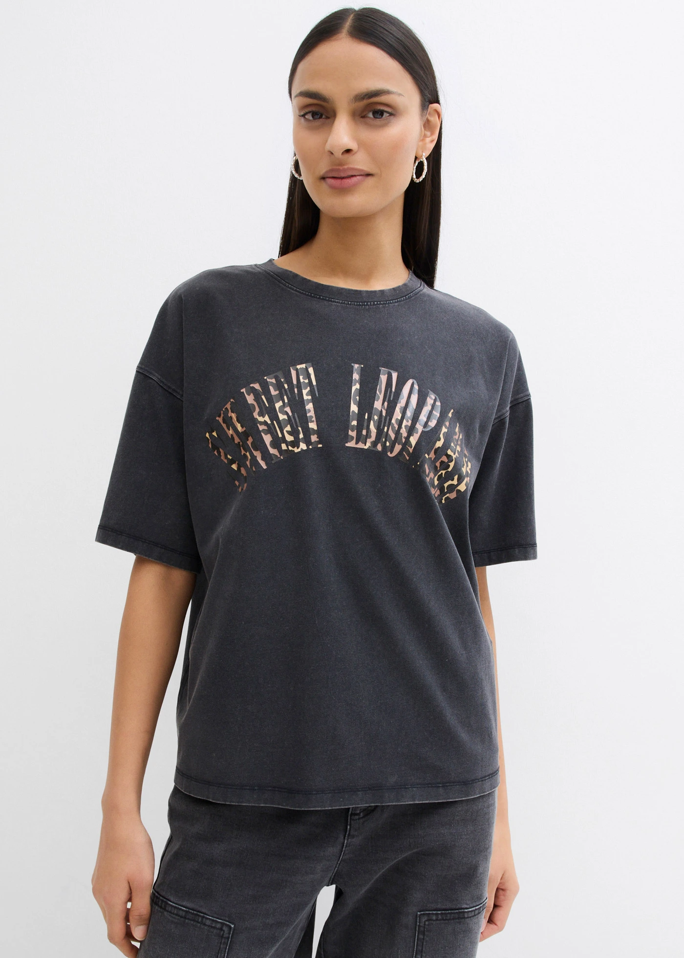 T-shirt doux et oversize en coton extensible • noir imprimé usé délavé • Boutique bonprix