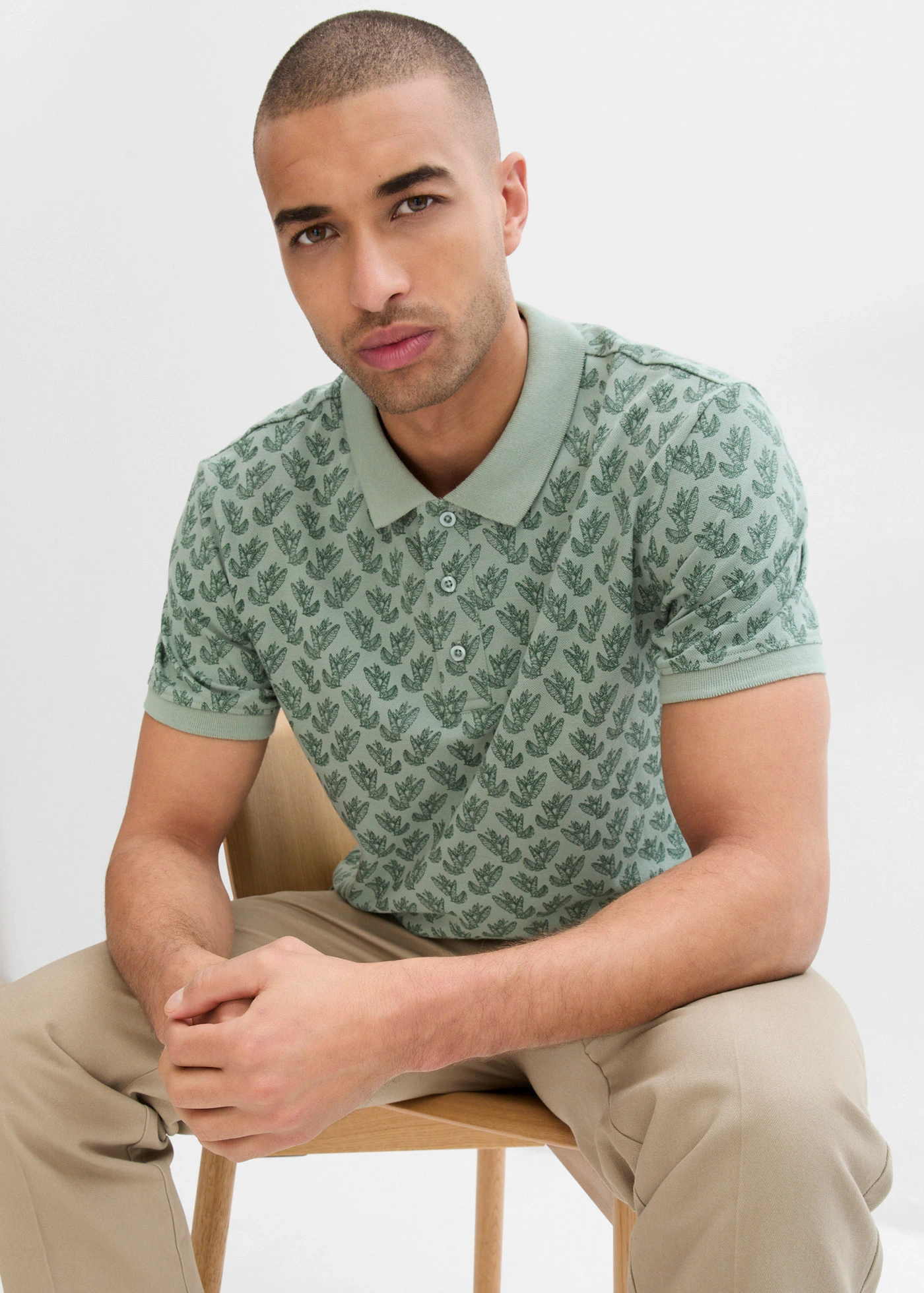 Triko polo z čisté organické bavlny • kouřově zelená s potiskem • bonprix obchod