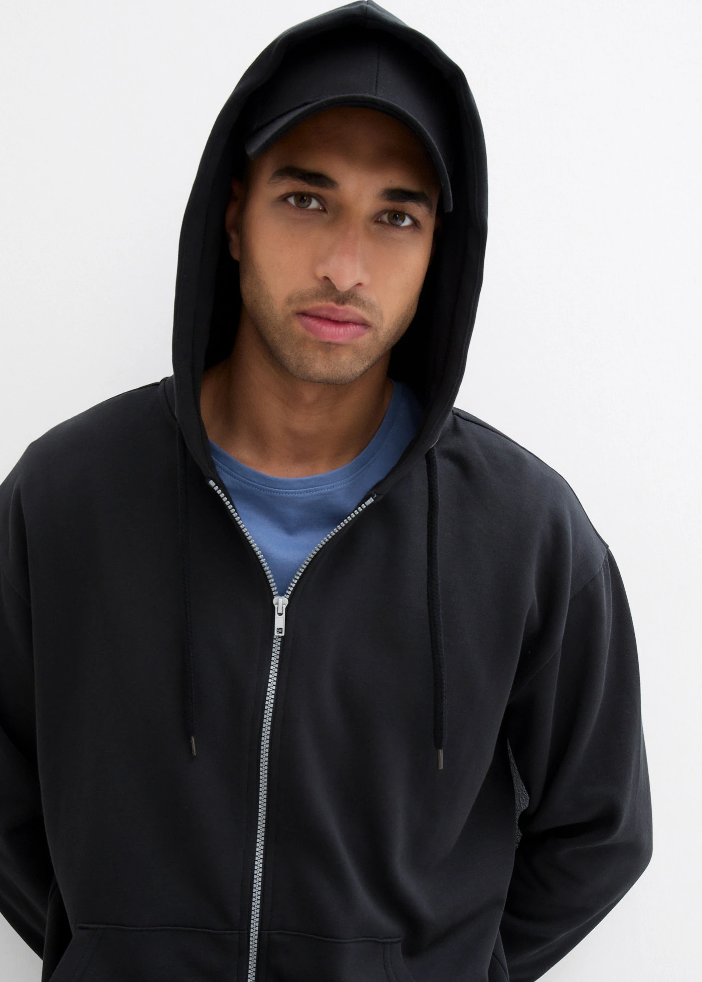 Jachetă casual cu glugă din bumbac organic 100% , Loose Fit • negru • magazin bonprix