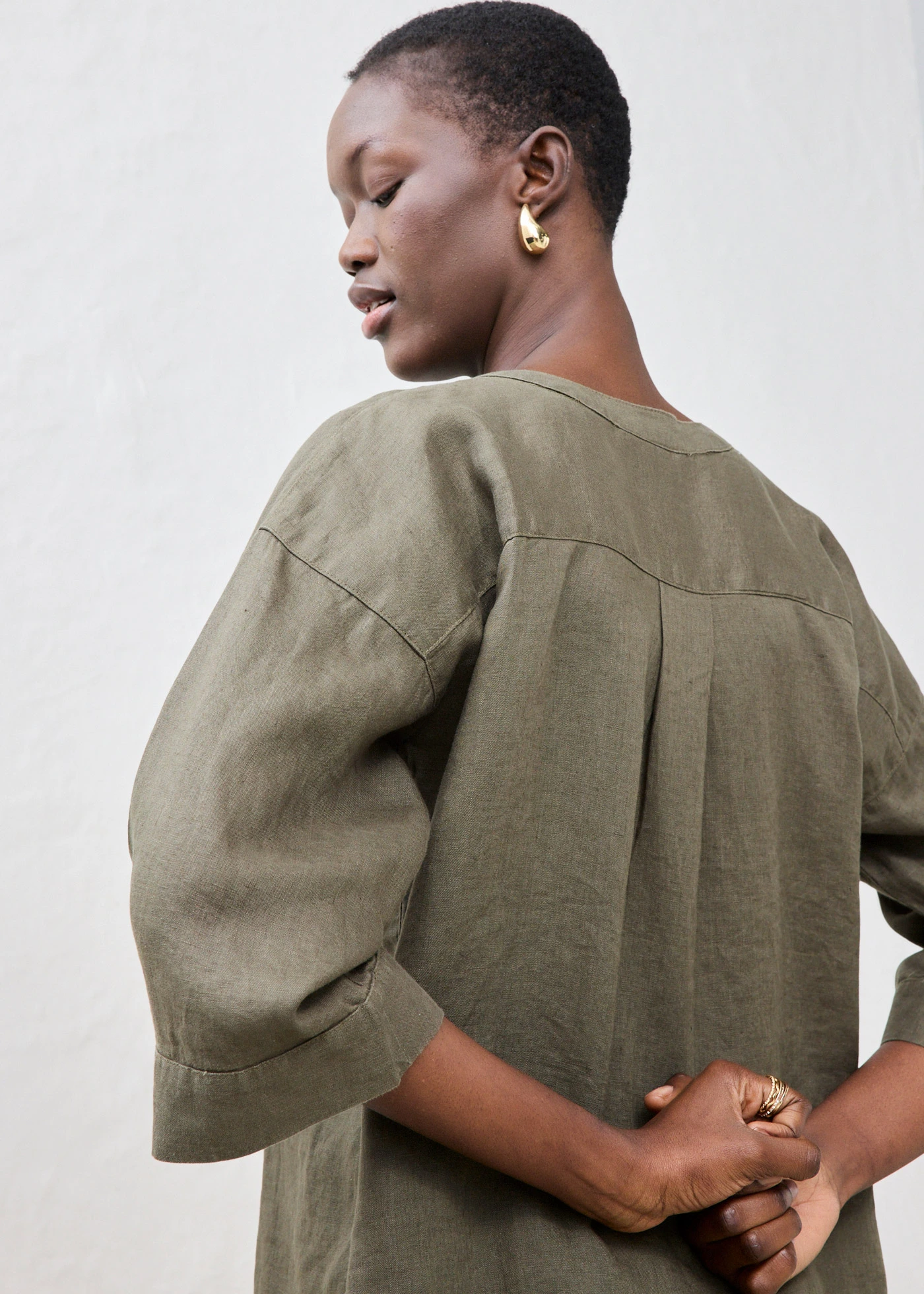 Bluză oversize din in 100% • oliv închis • magazin bonprix