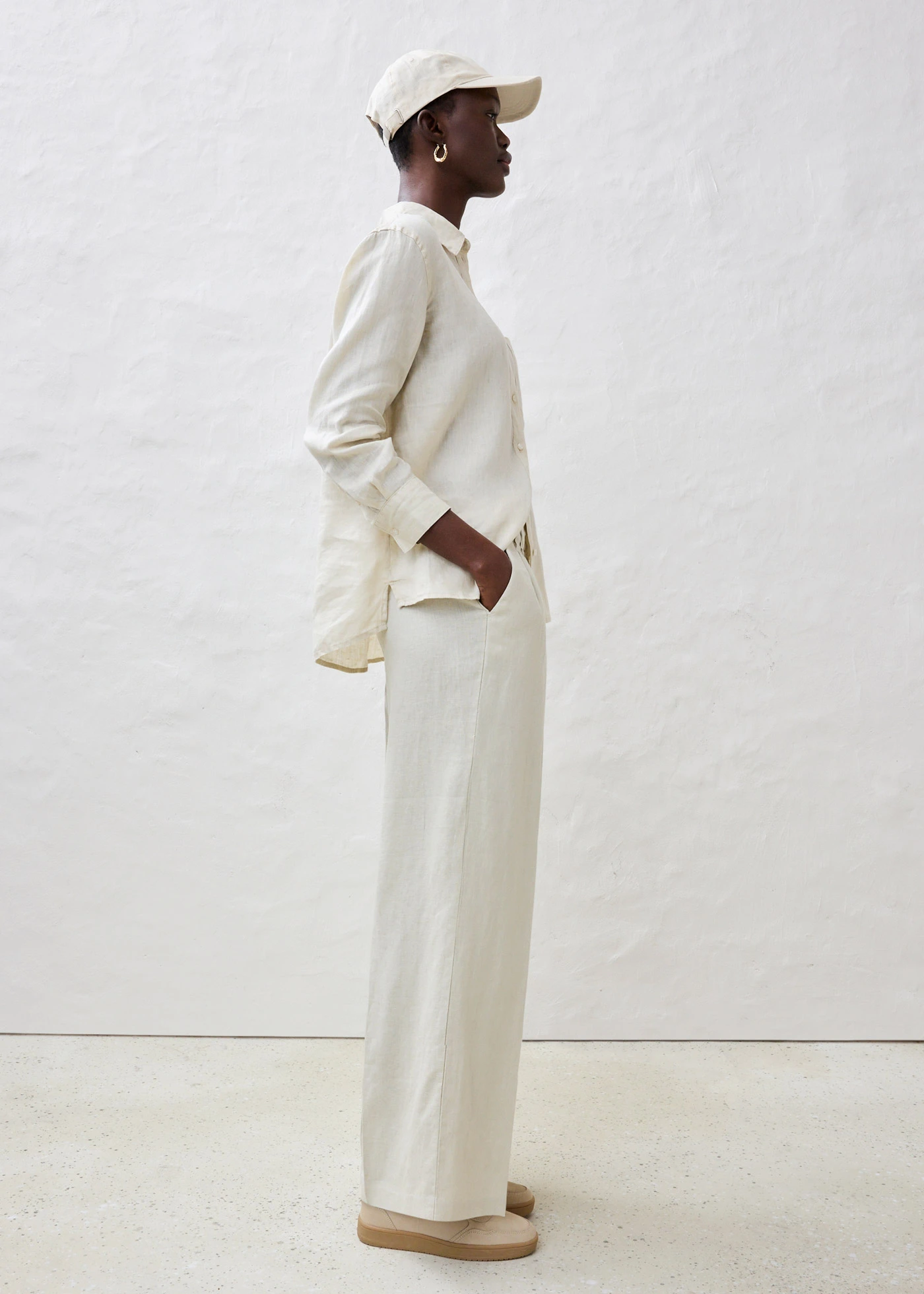 Nohavice so záhybmi na páse, z čistého plátna • svetlopiesková • obchod bonprix