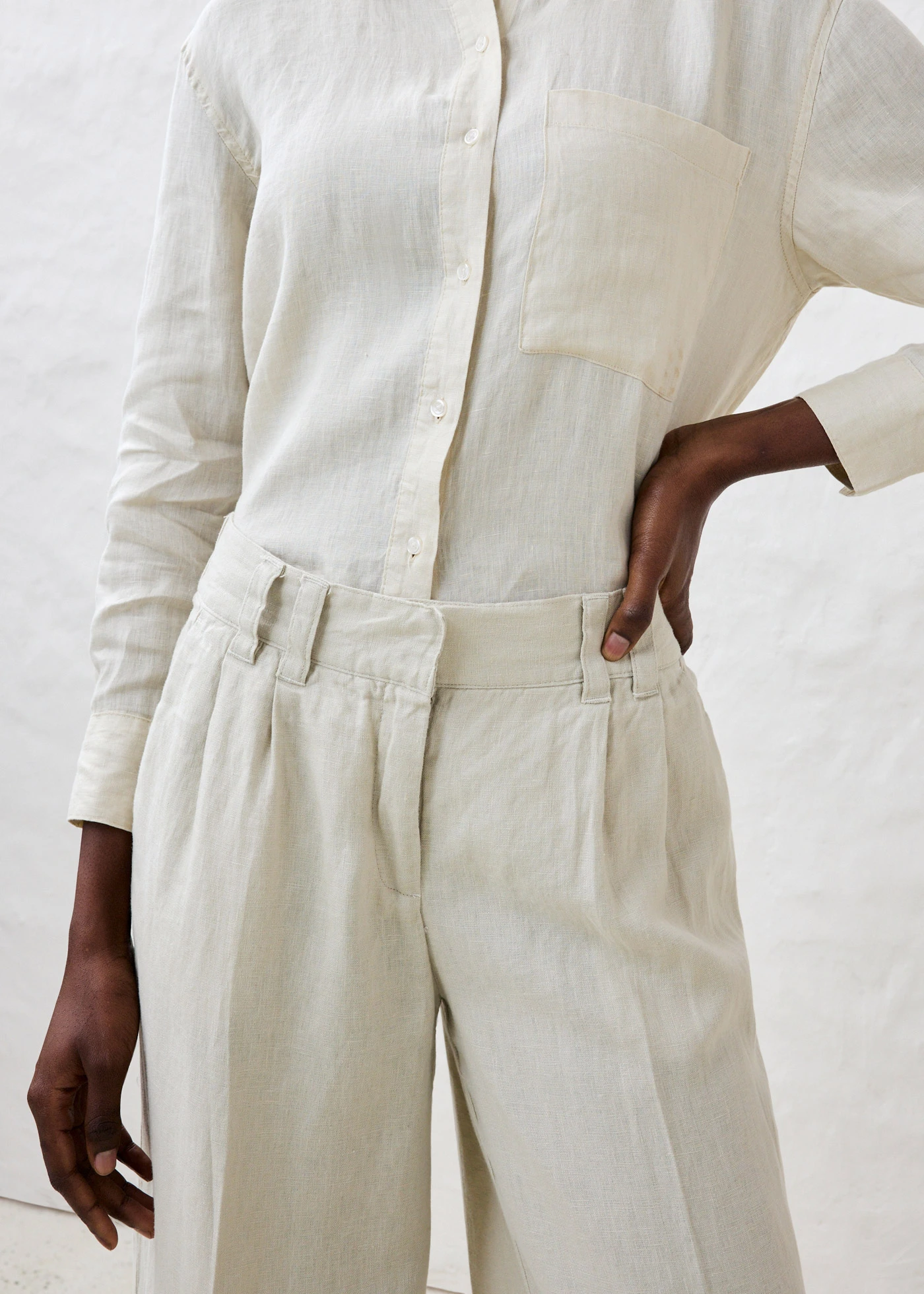 Nohavice so záhybmi na páse, z čistého plátna • svetlopiesková • obchod bonprix