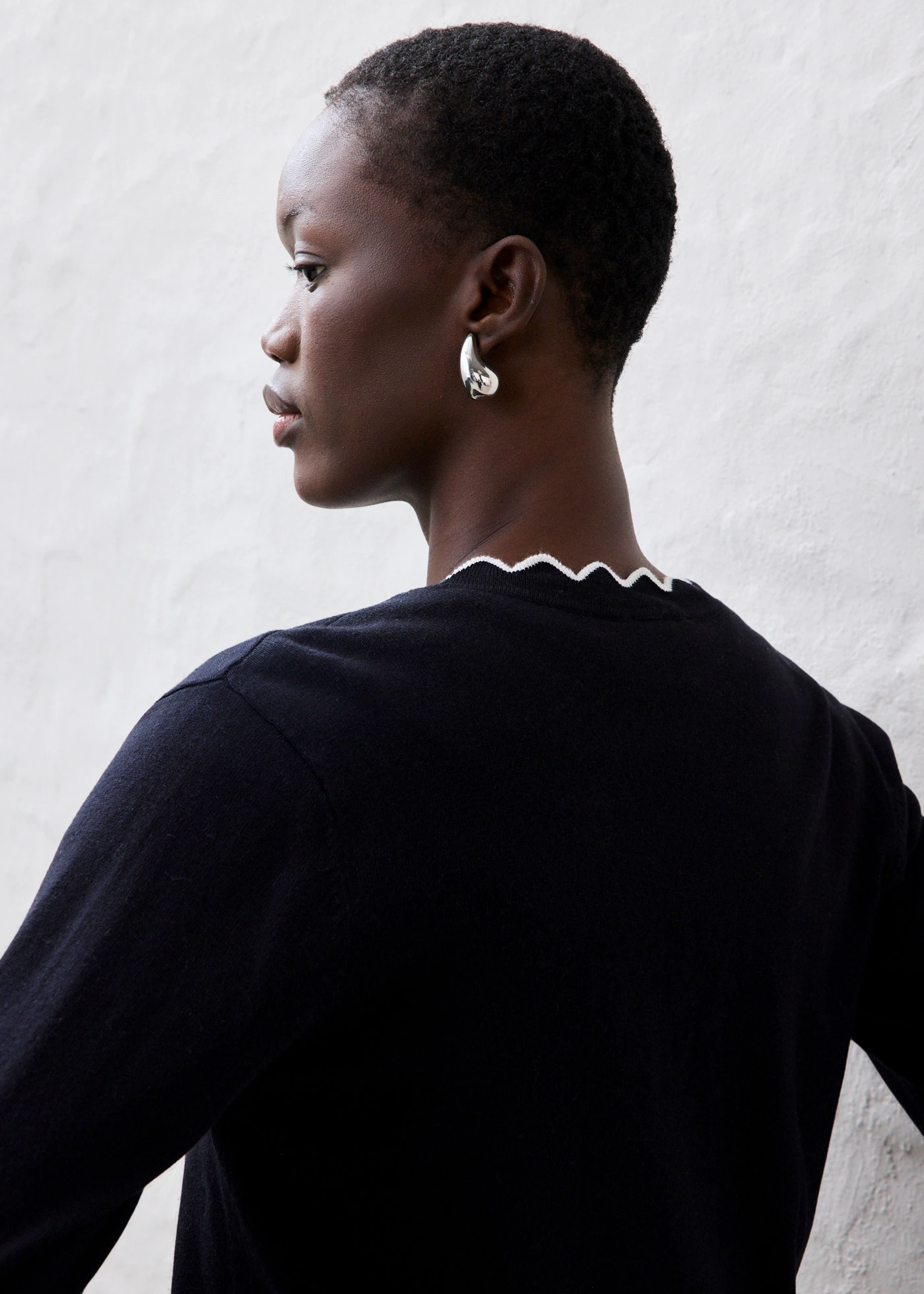 Sweter rozpinany z domieszką jedwabiu • czarny + biel wełny • sklep bonprix