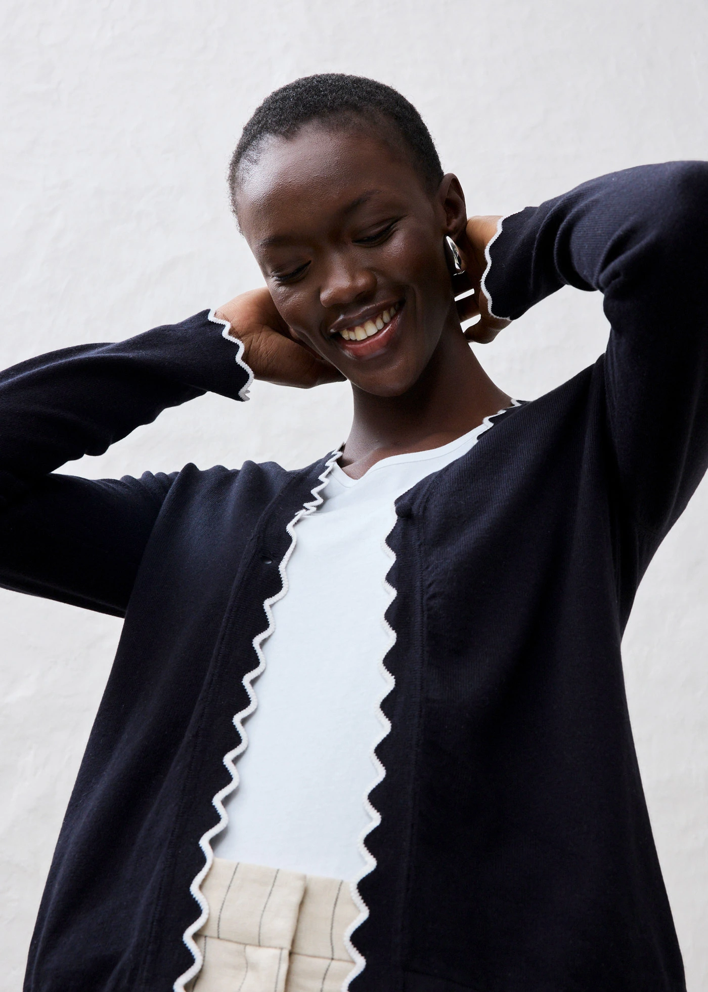 Kabátek z jemného úpletu s podílem hedvábí • černá + přírodní bílá • bonprix obchod