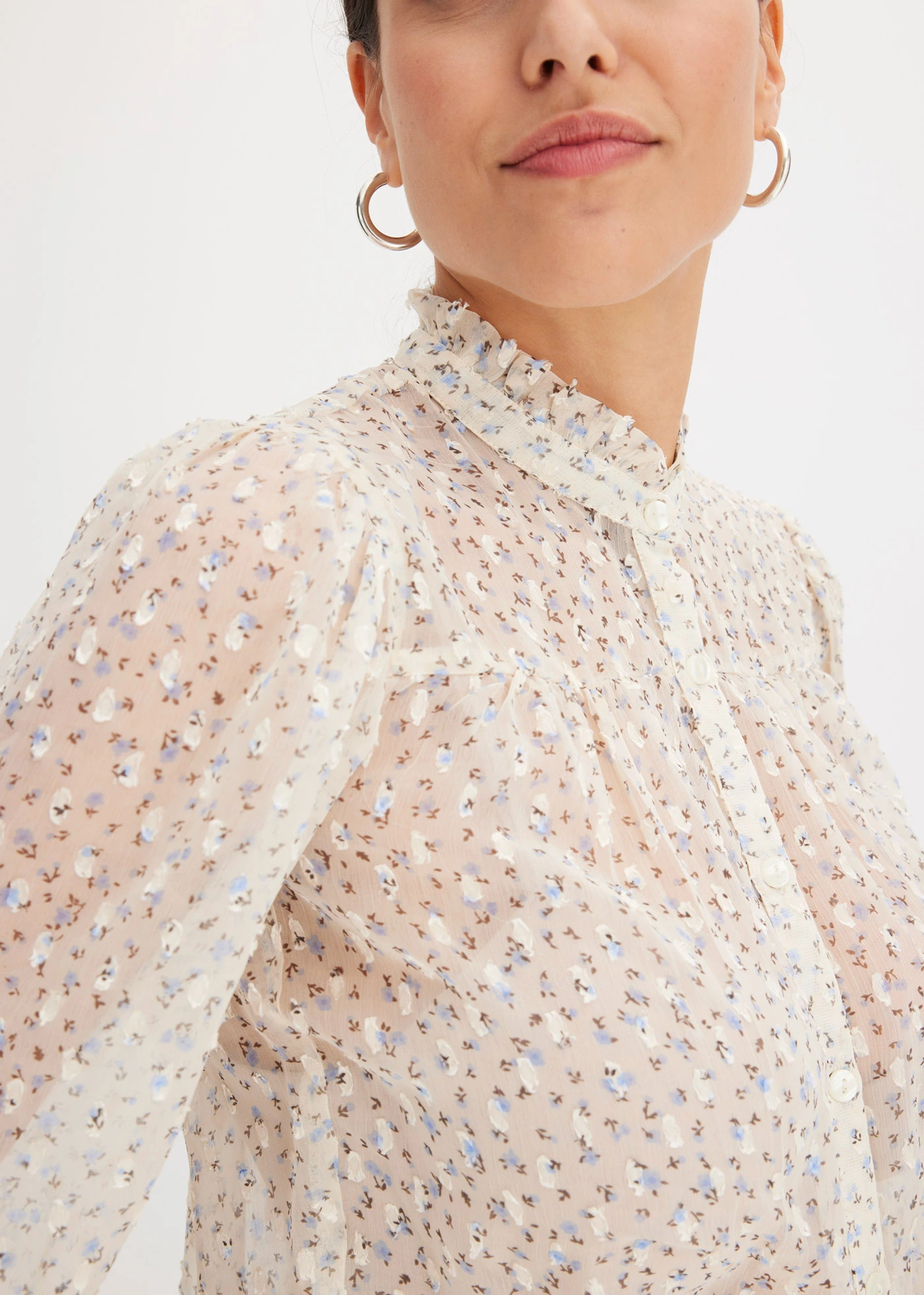 Blouse imprimée en crêpe avec volants • naturel-bleu clair • Boutique bonprix