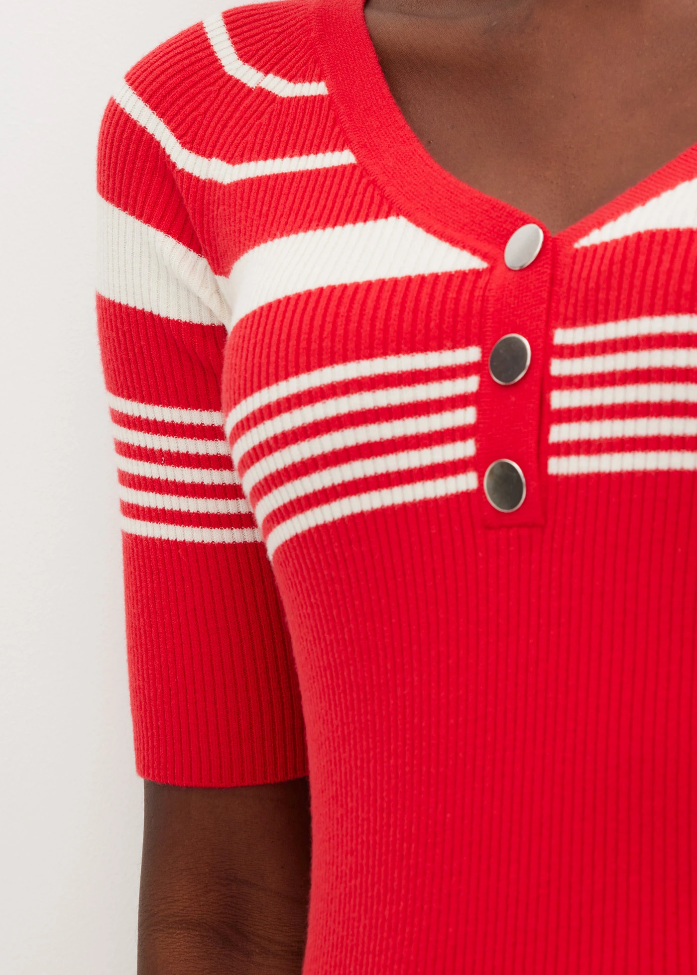 Fijn gebreide trui met sierknopen • aardbeirood-natuurbeige gestreept • bonprix online shop