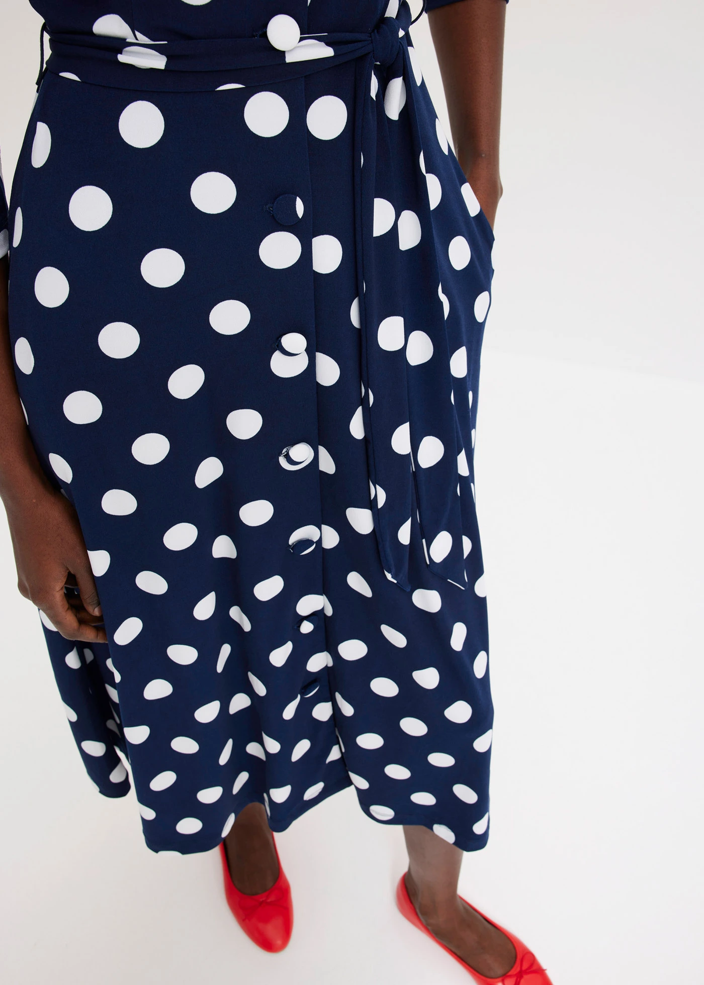 Overhemdjurk met strikband (2-dlg. set) • donkerblauw-wit gestippeld • bonprix online shop