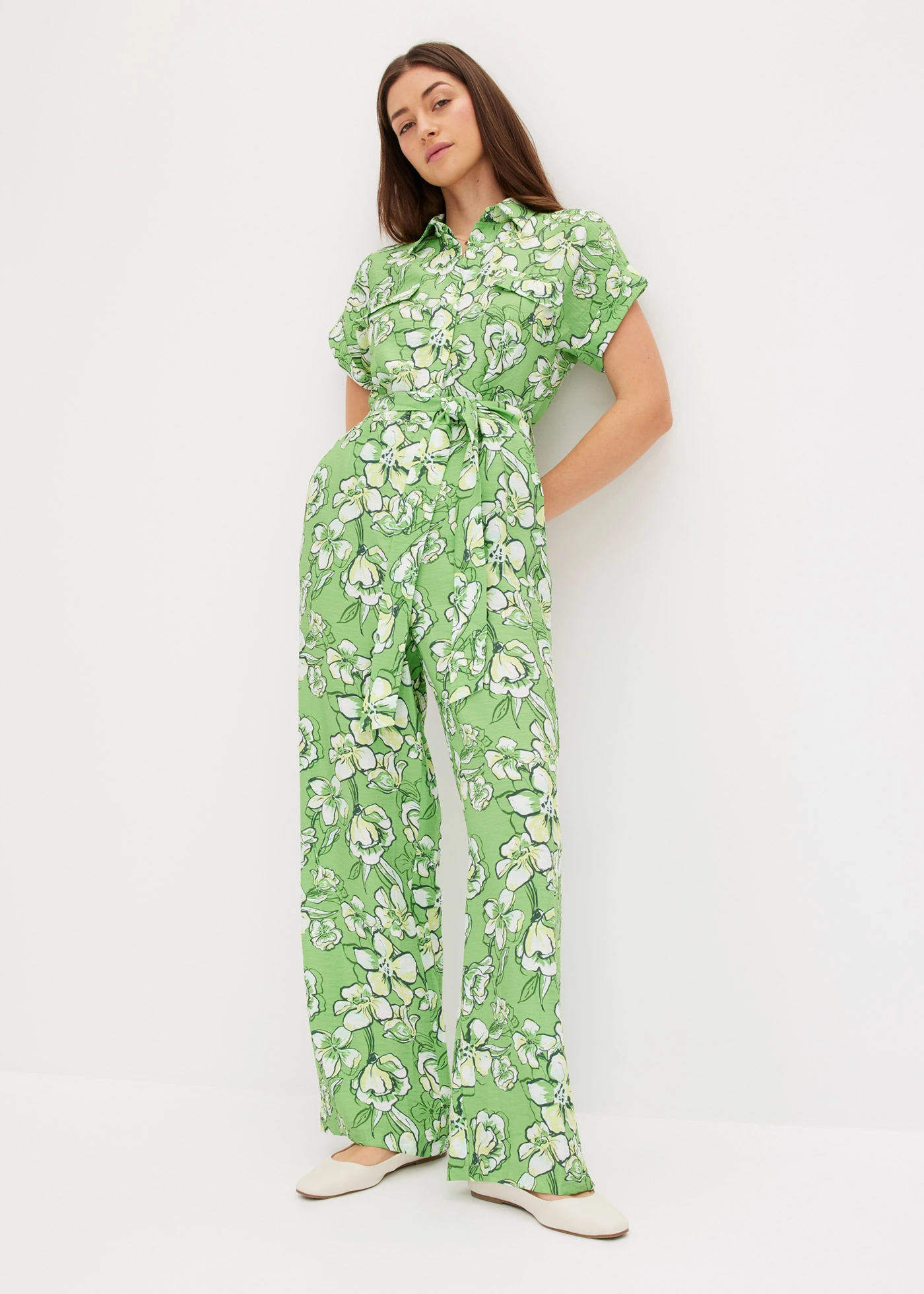 Jumpsuit van vloeiende viscosemix • klavergroen gedessineerd • bonprix online shop