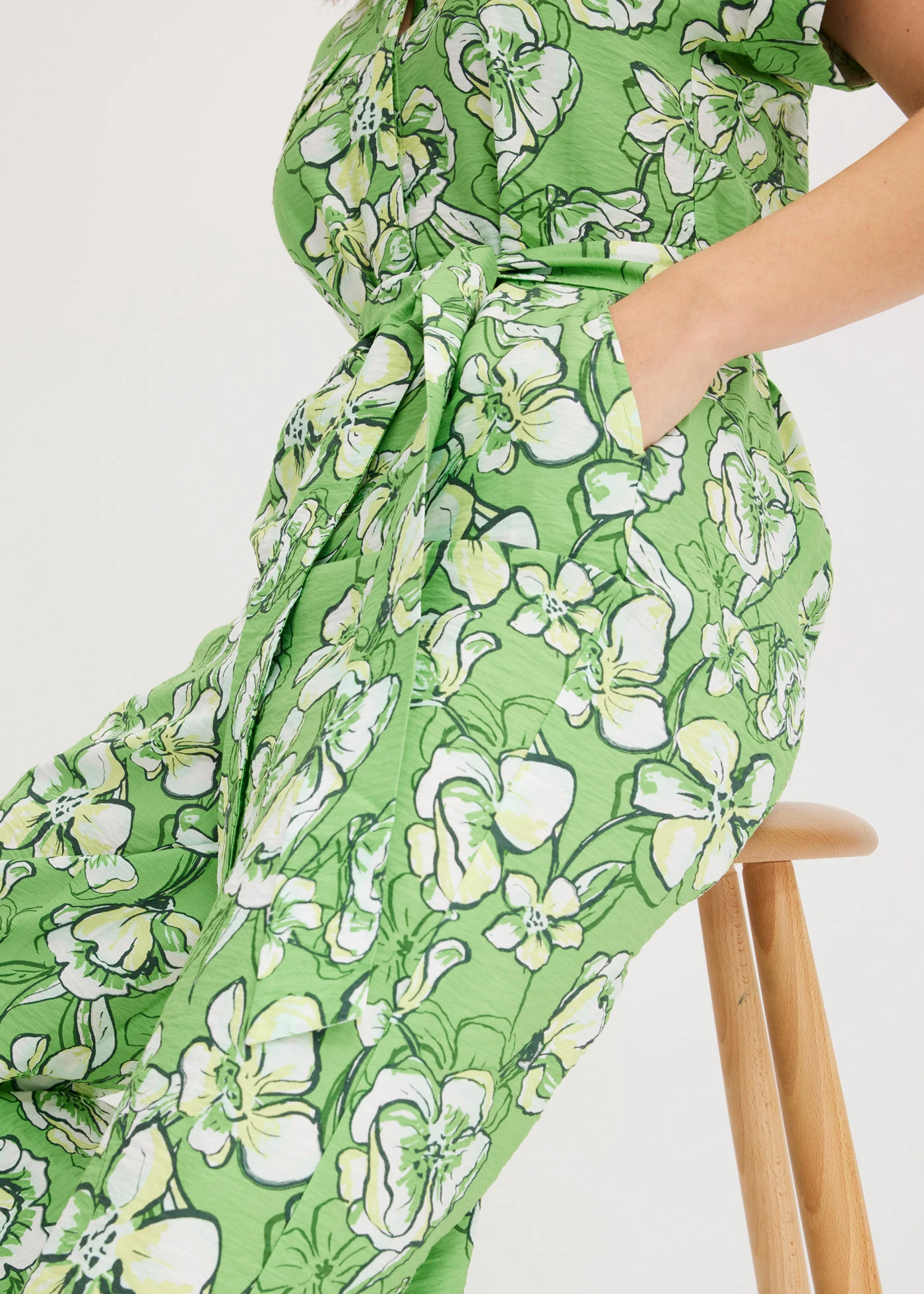 Jumpsuit van vloeiende viscosemix • klavergroen gedessineerd • bonprix online shop