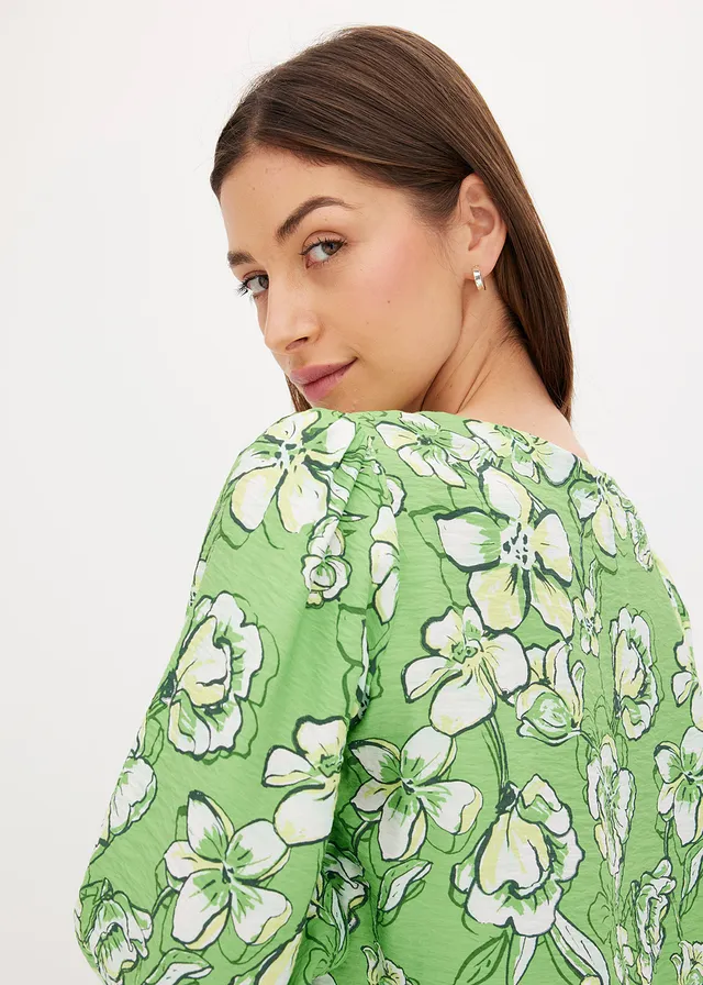 Blouse van een fijne viscosemix • klavergroen gebloemd • product-page.page-title-suffix