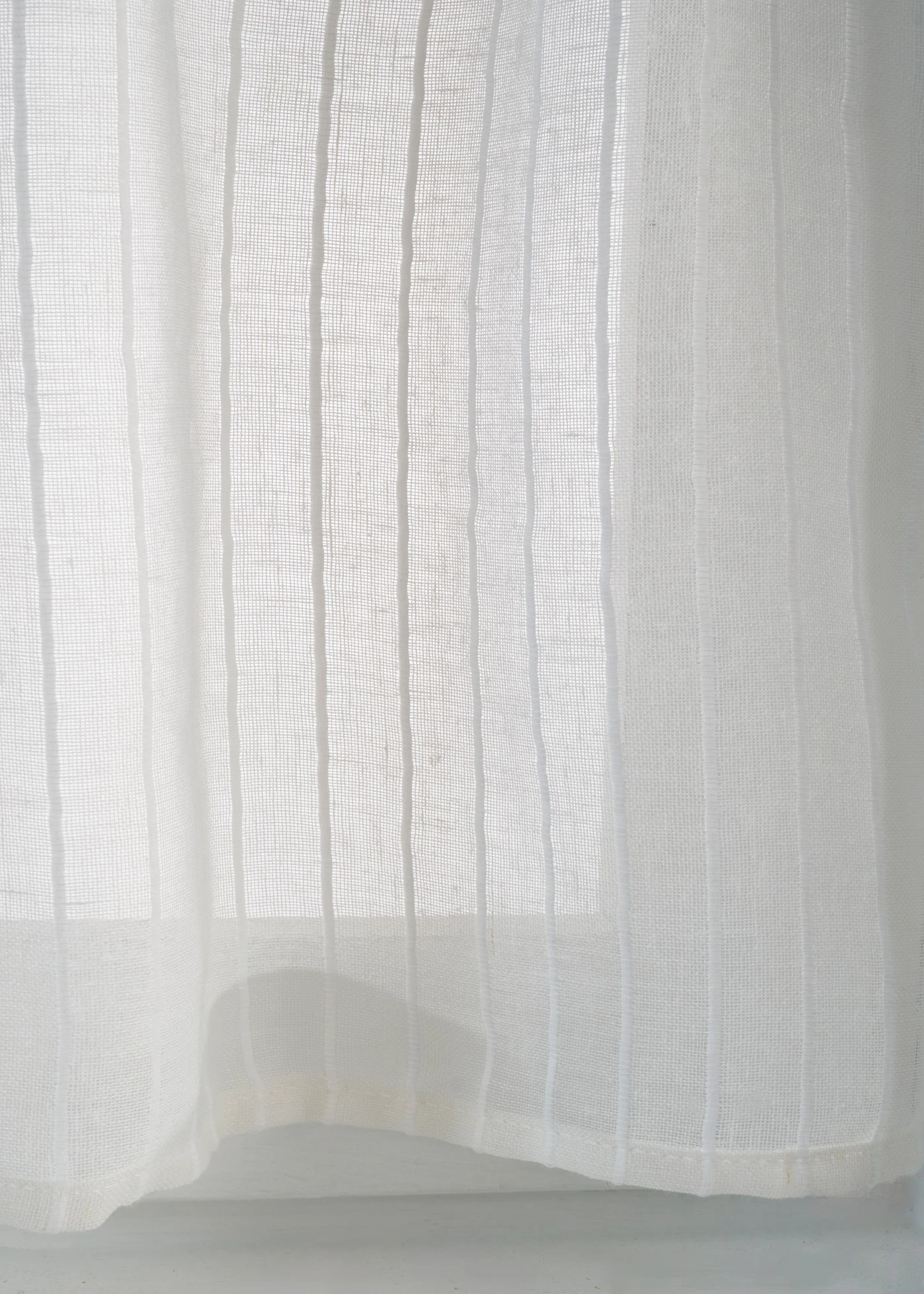 Perdea scurtă, cu dungi fine • alb • magazin bonprix