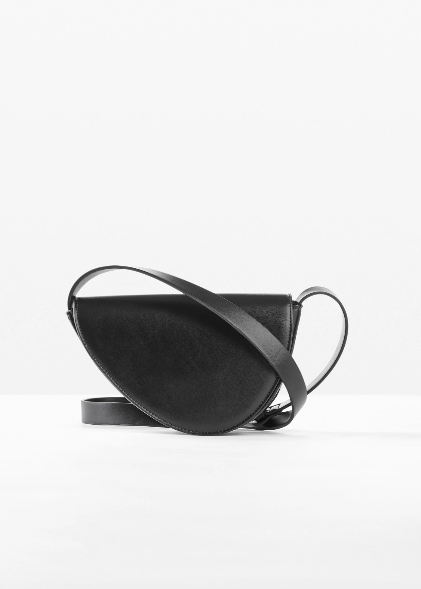 Sac à bandoulière de forme asymétrique • noir • Boutique bonprix