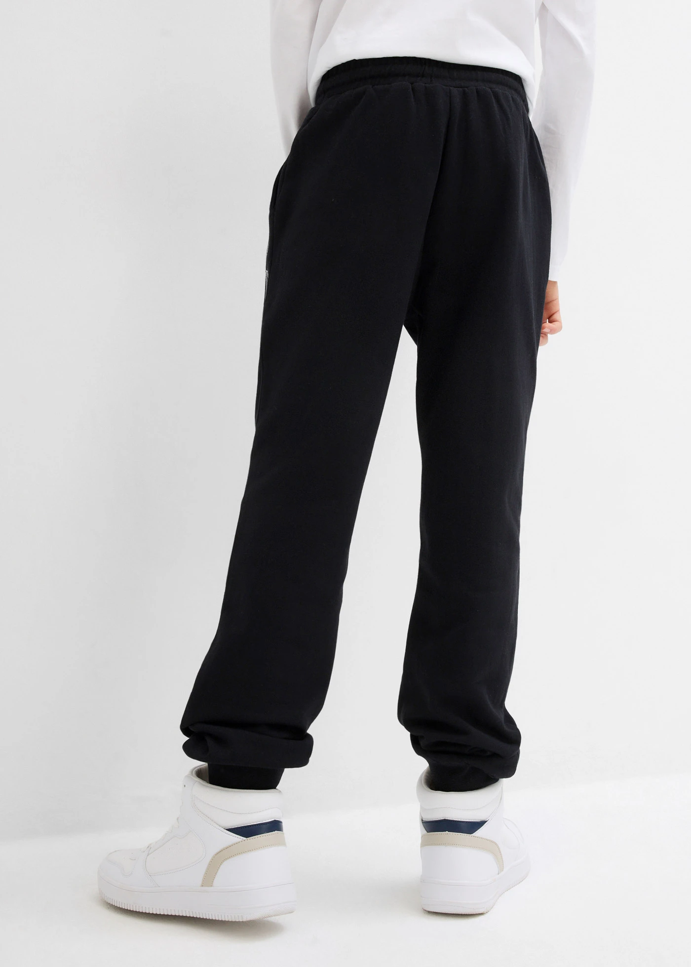 Pantaloni de jogging din material moale cu bumbac • negru cu imprimeu • magazin bonprix