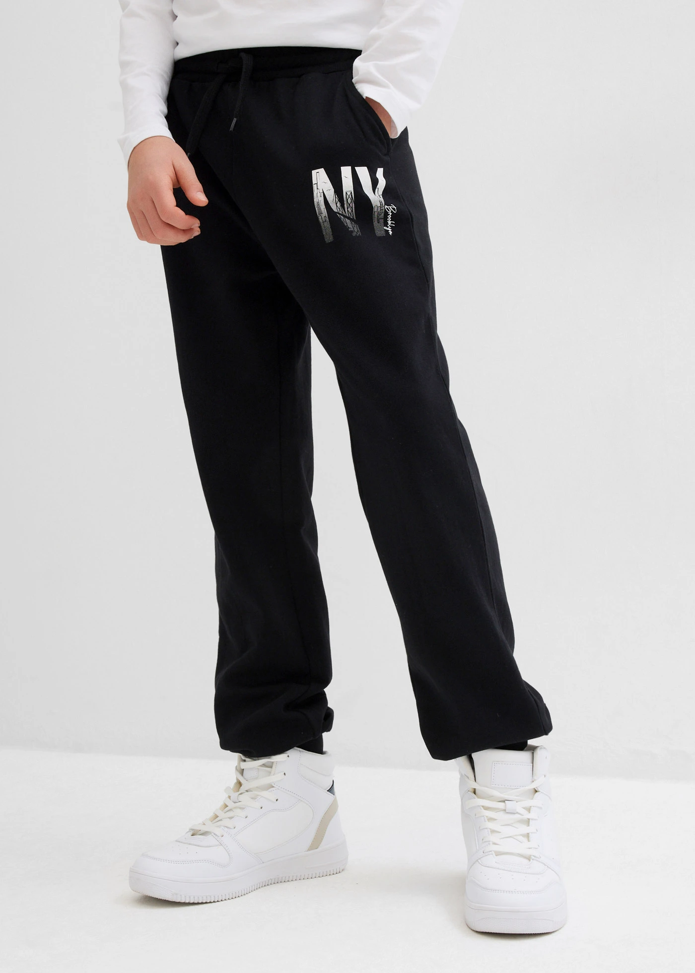 Pantaloni de jogging din material moale cu bumbac • negru cu imprimeu • magazin bonprix