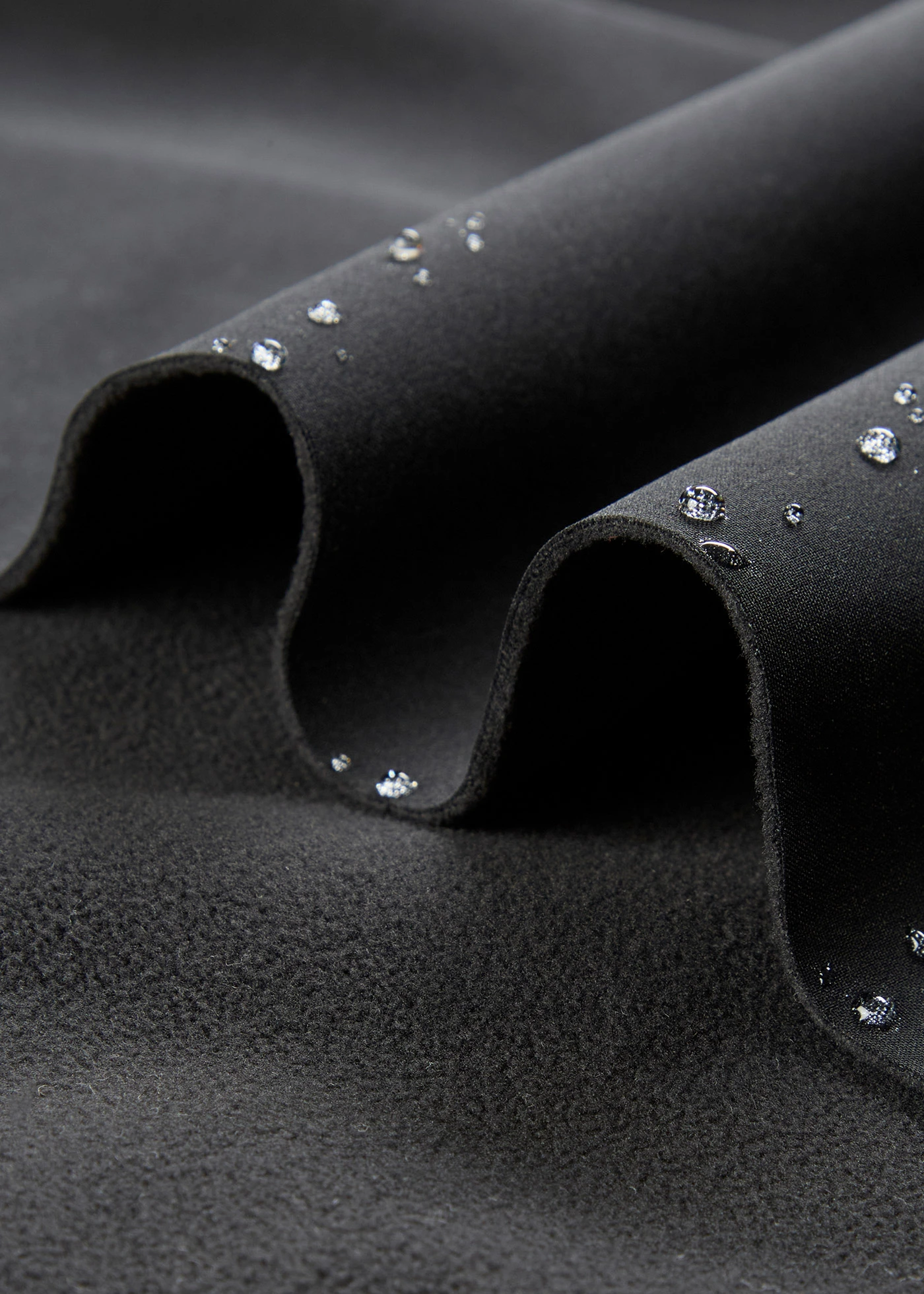 Geacă impermeabilă din softshell cu croială de bluzon, cu glugă • negru-albastru arctic • magazin bonprix