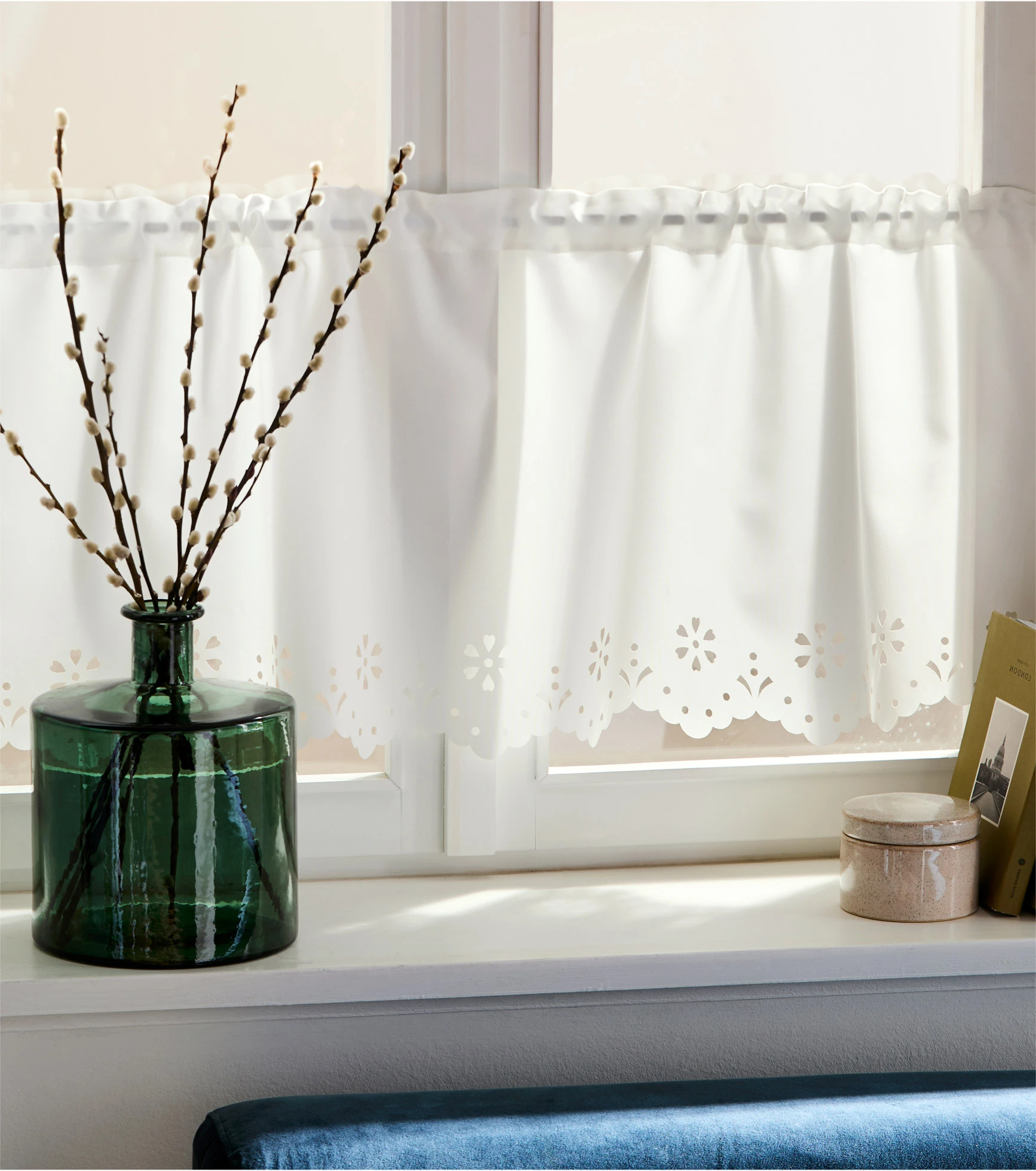 Polotransparentní vitrážková záclona se vzorovaným lemem • bílá • bonprix obchod