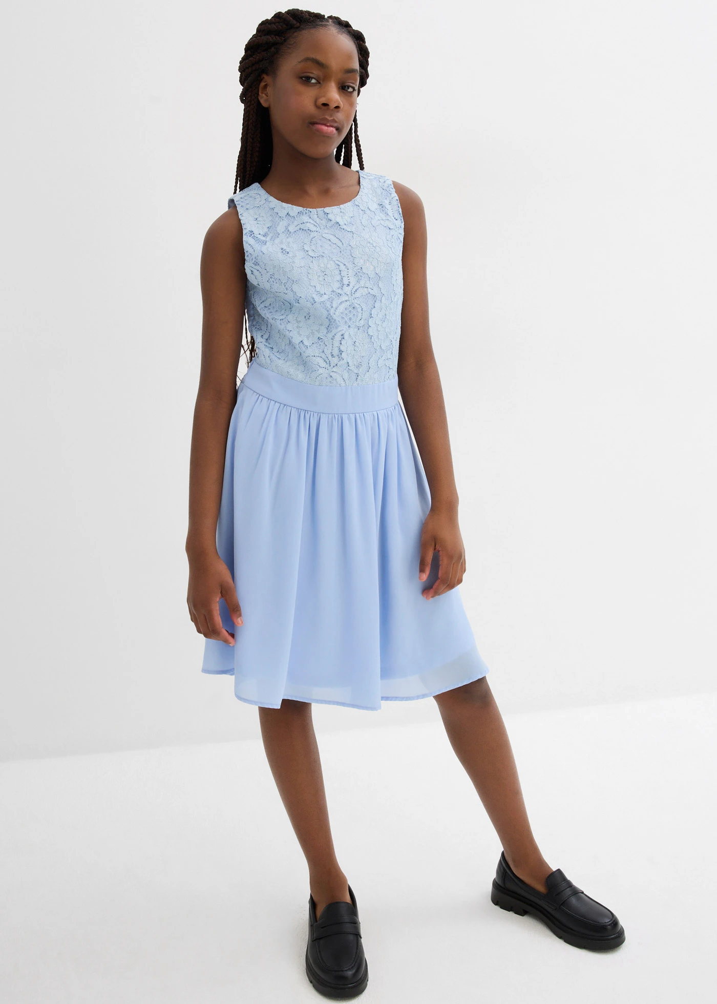 Robe courte à dentelle • bleu poudré • Boutique bonprix