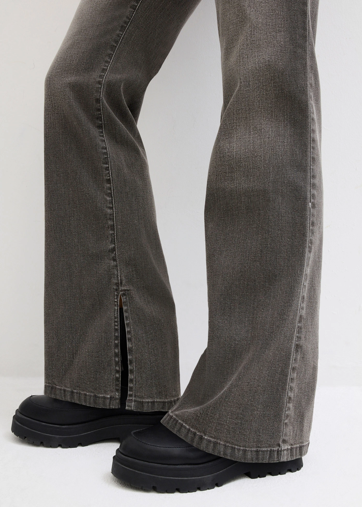 Straight jeans, high waist, split • lichtgrijs denim • bonprix online shop