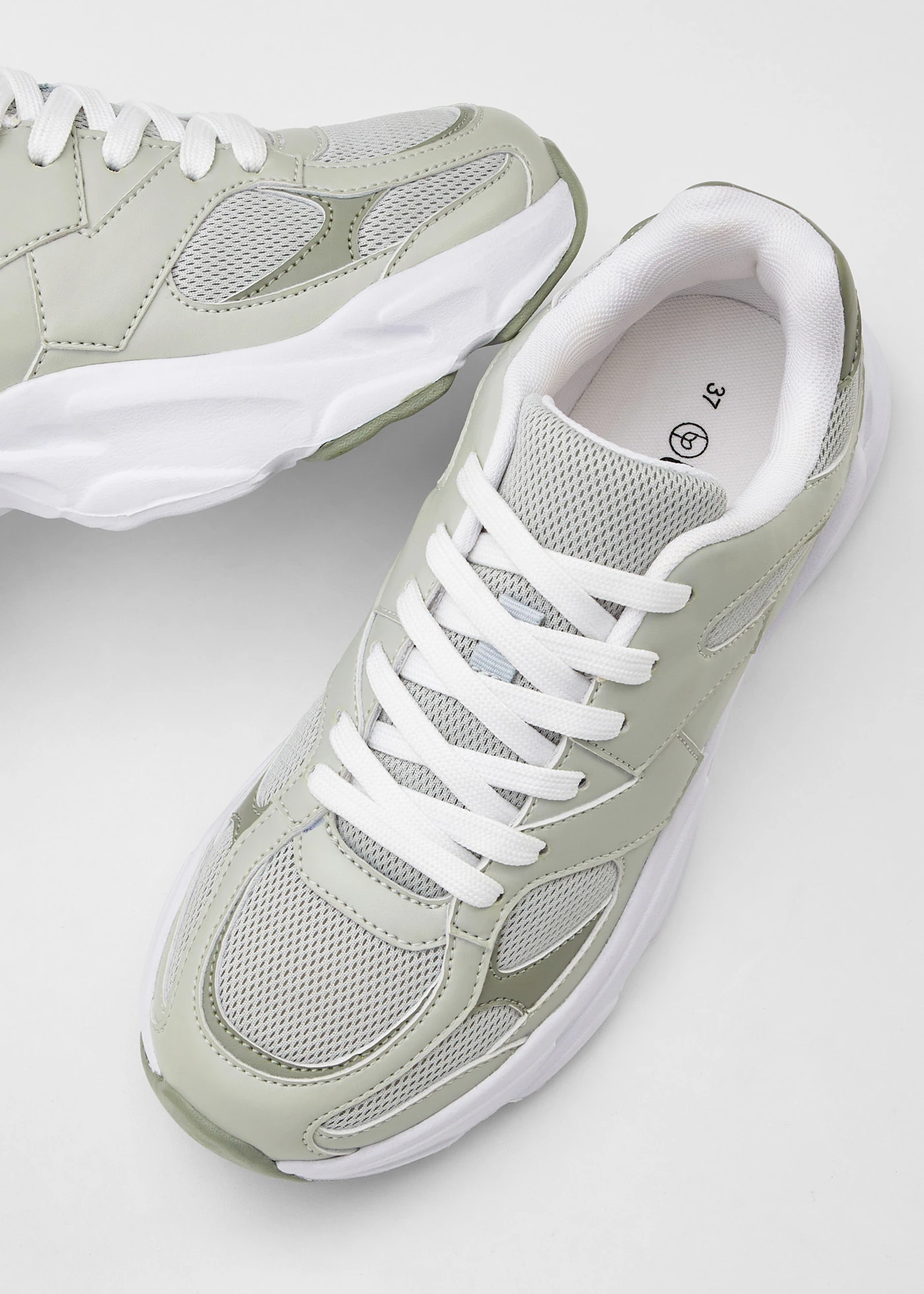 Chunky sneakers met lichte zool • lichtrietgroen • bonprix online shop