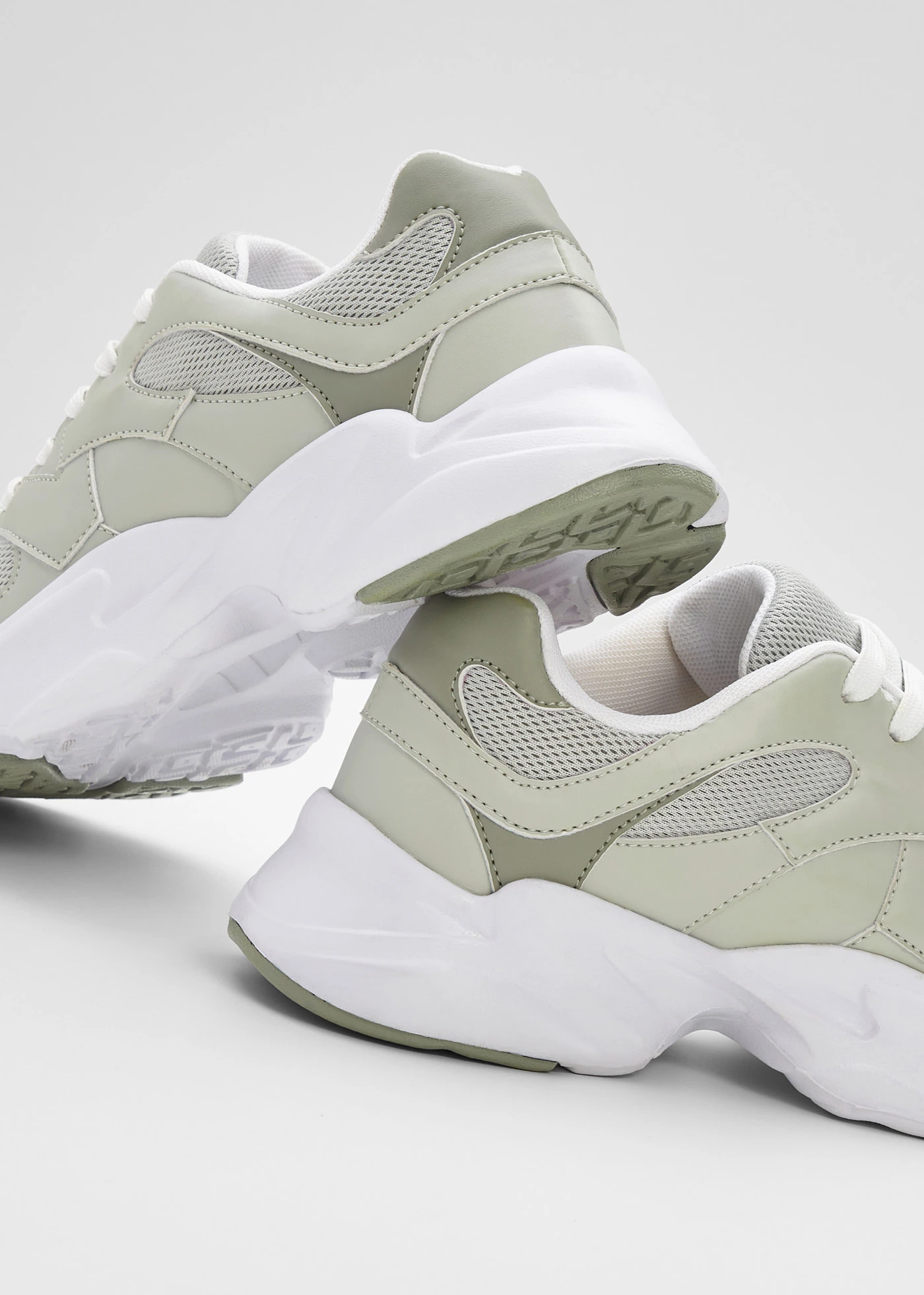 Sneakersy chunky • jasny szarozielony • sklep bonprix