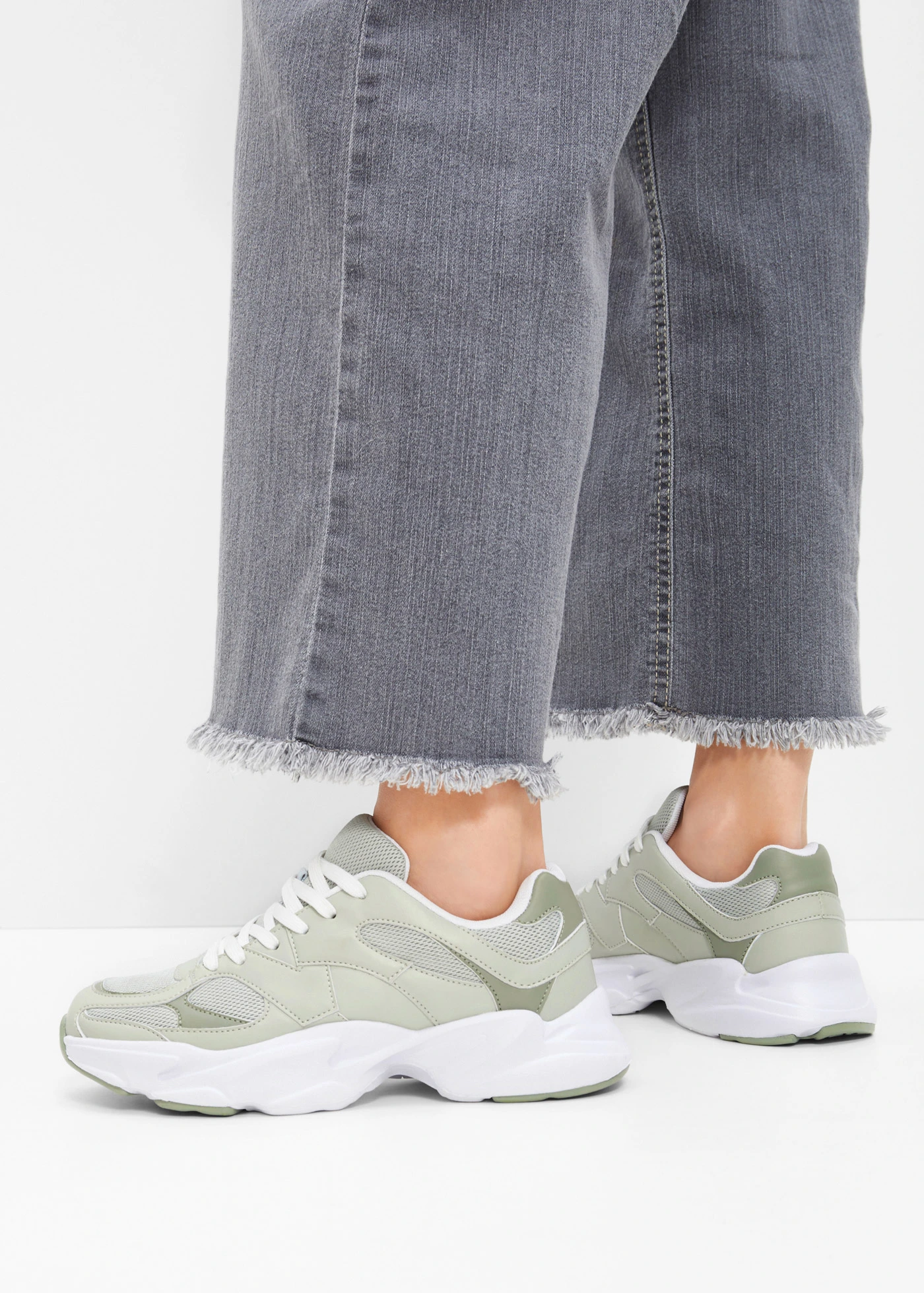 Sneakers chunky avec une semelle légère • roseau clair • Boutique bonprix