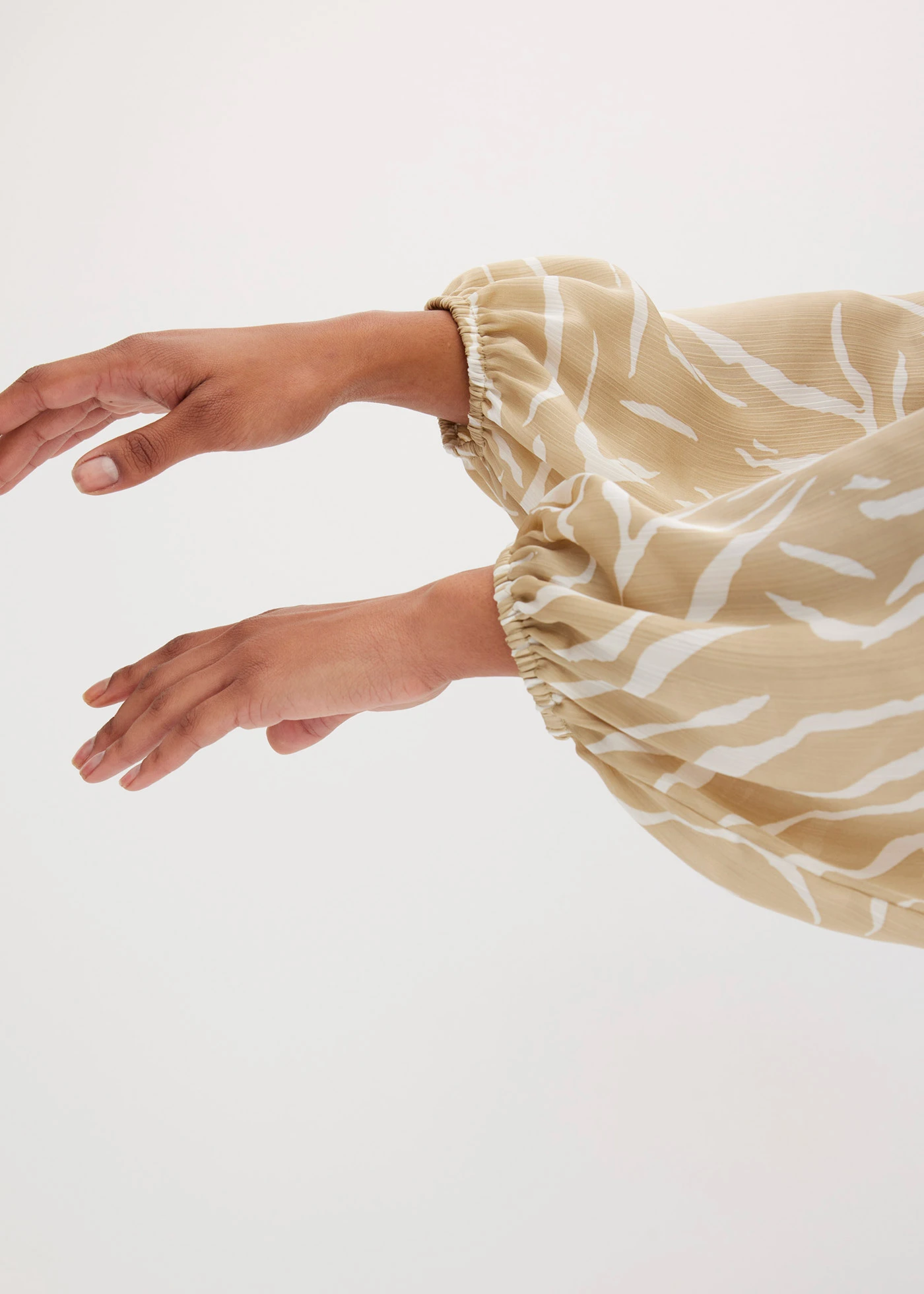 Gedessineerde tuniek van satijn • lichtbruin-wolwit • bonprix online shop