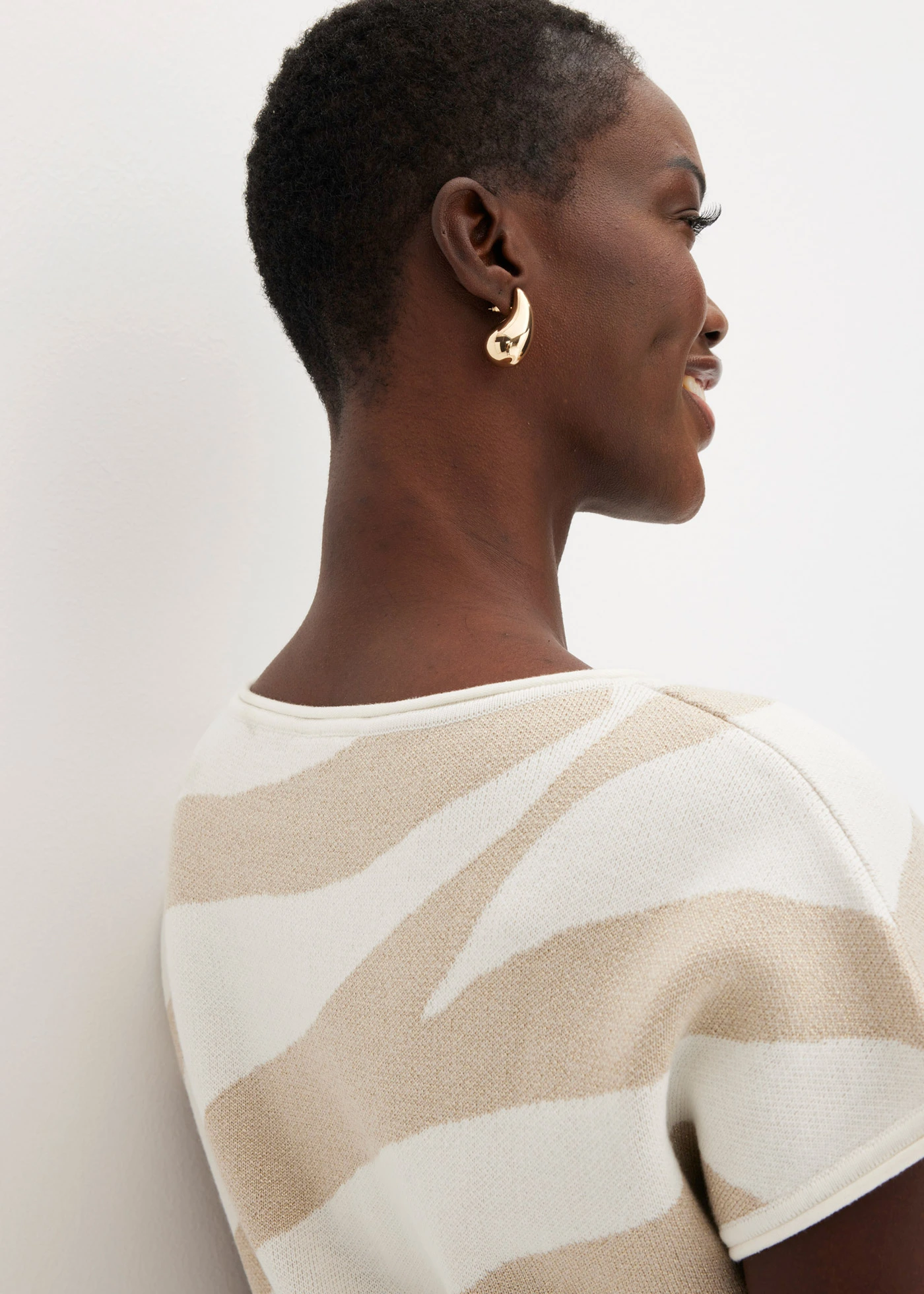 Sweter z dzianiny o splocie drobnych oczek, z połyskującą nitką • biel wełny - szary w paski zebry • sklep bonprix