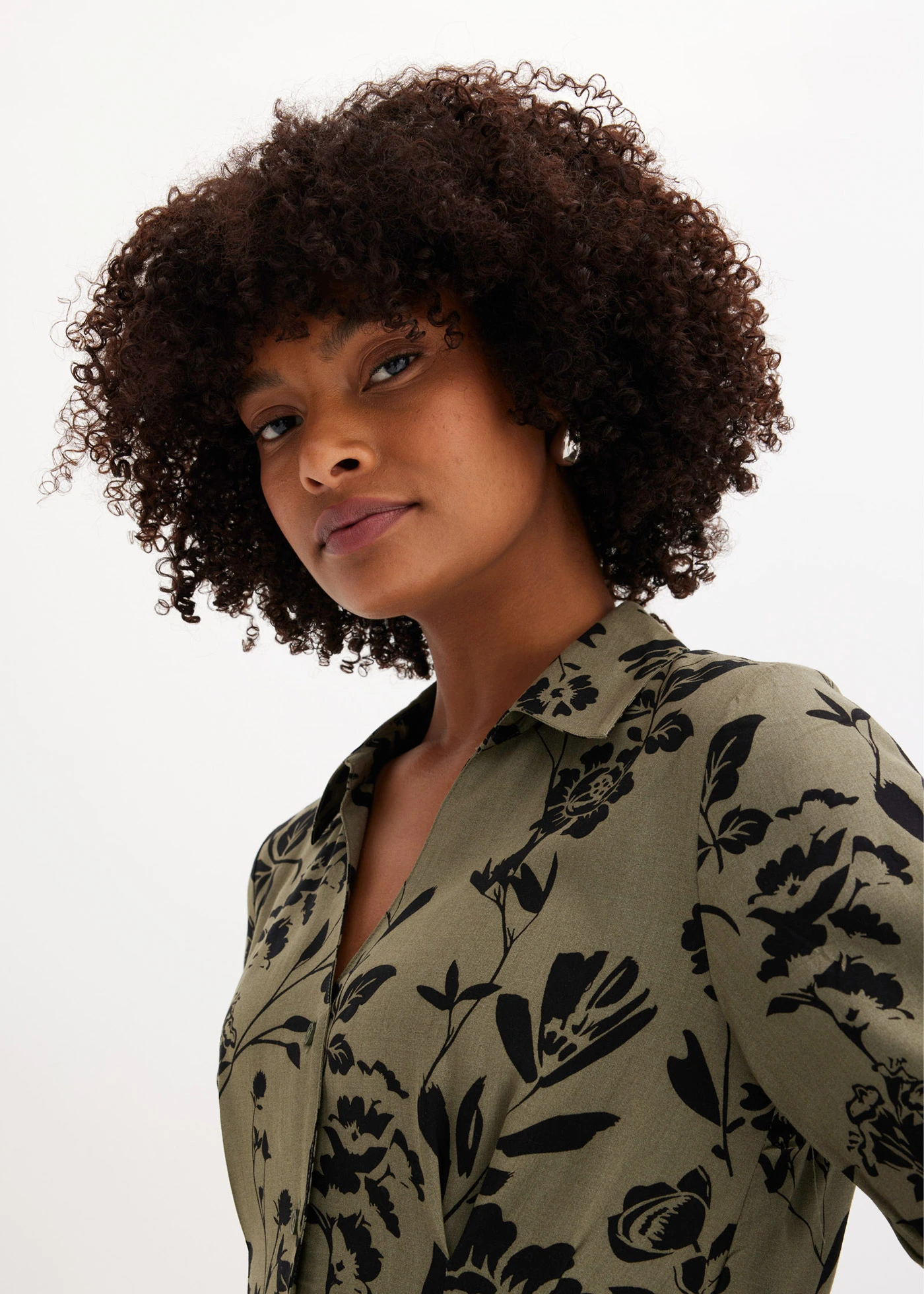 Halenkové šaty ze splývavé viskózy • olivová/černá  s květy • bonprix obchod