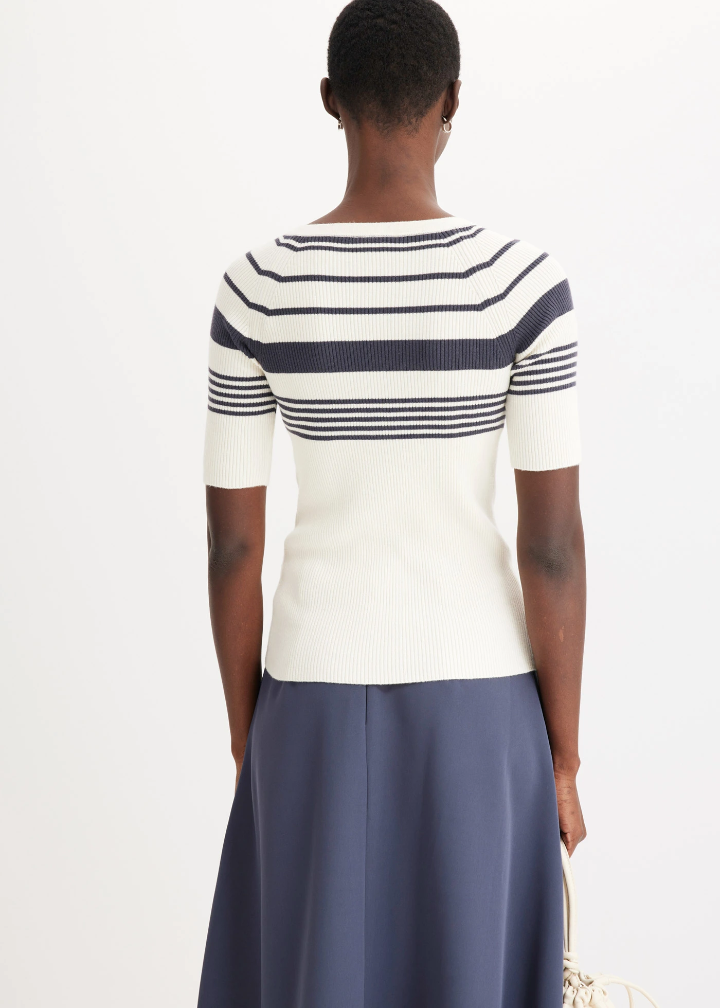 Fijn gebreide trui met sierknopen • ivoorkleur-nachtblauw gestreept • bonprix online shop